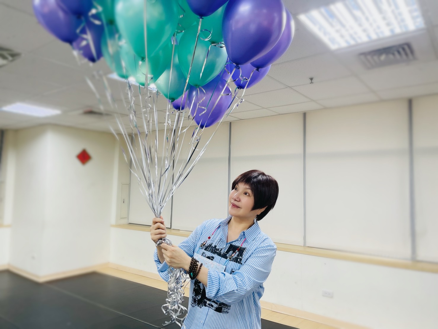 唐美雲本來以為要開孟婆客棧會議，討論進度沒想到大家卻是幫她慶生，讓她相當感動。（唐美雲歌仔戲團提供）