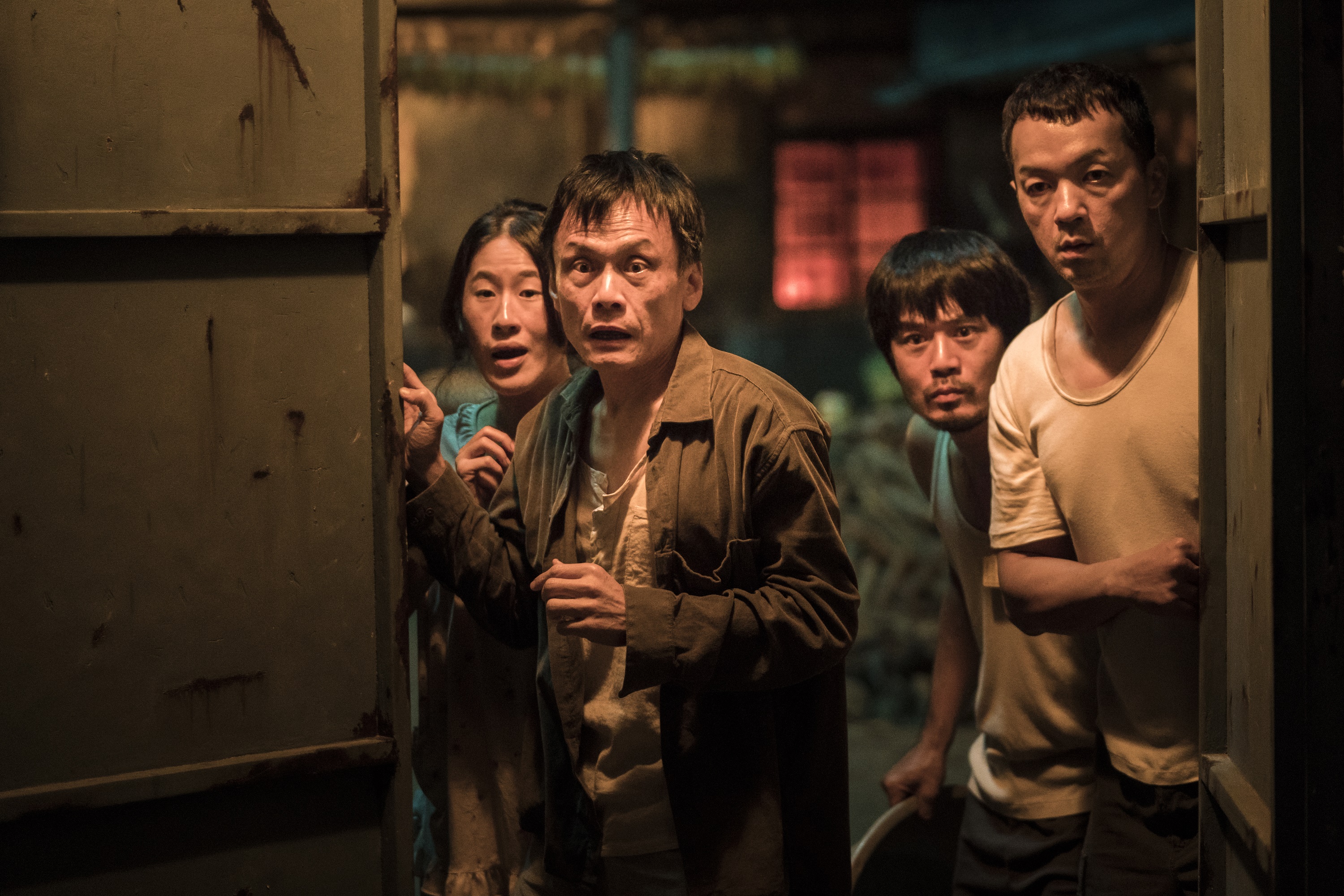陳以文（左2）稱讚一群年輕演員常排戲到半夜，對表演傳達出極致熱情，令他很感動。（良人行影業提供）