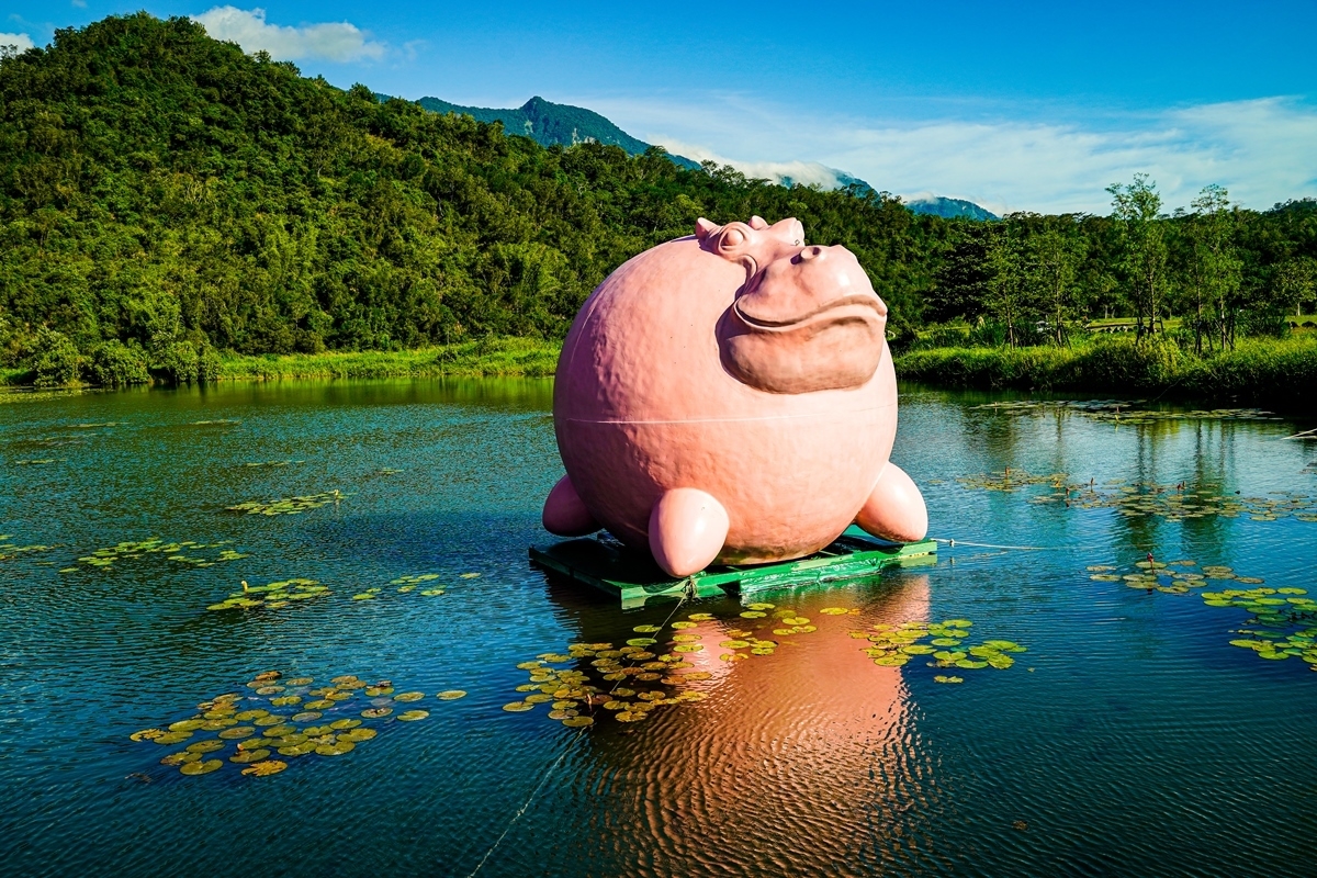 《 粉紅河馬 》陳奕彰，結合台東熱氣球與濕地元素。（縱谷大地藝術季提供）