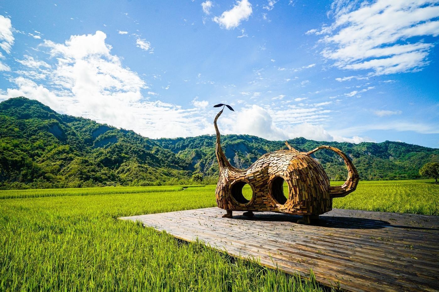 《 貓咪種子 》伊祐噶照，作品搭配周圍飽滿的稻穗。（縱谷大地藝術季提供）