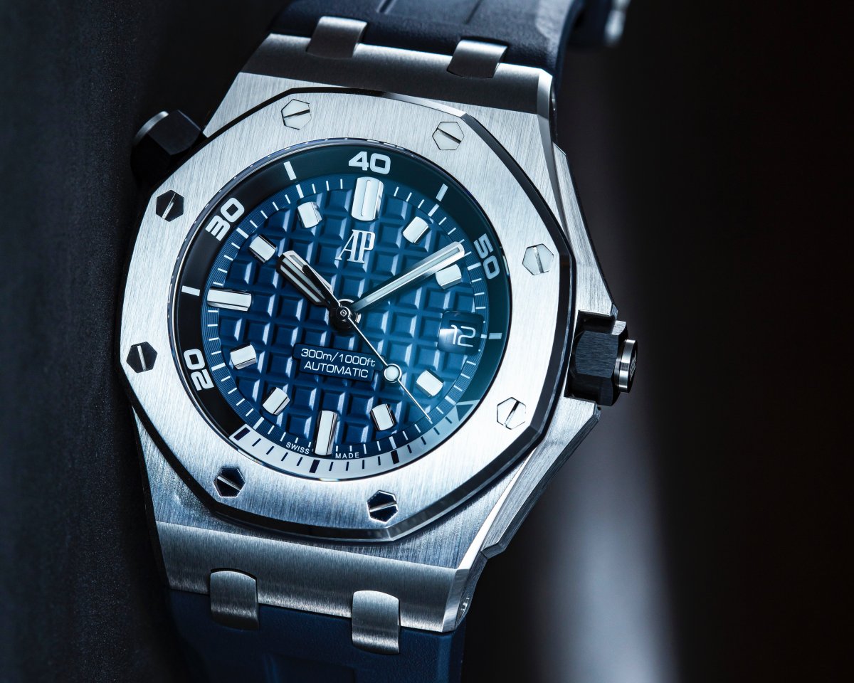AP今年推出的皇家橡樹離岸型潛水錶，此錶繼承自「皇家橡樹離岸型」，自2005年推出以來有其不能改變的經典外型，在此原則之下，此錶於細節與內在進行修飾，使之更加符合目前的穿戴習慣。包括微調面盤配置，新世代機芯，並開發全新錶帶結構，可以自己更換樣貌，成為一款百搭的潛水運動錶。 功能：時、分、秒指示；日期顯示 機芯：自動上鏈機芯 定價：約NT$772,000