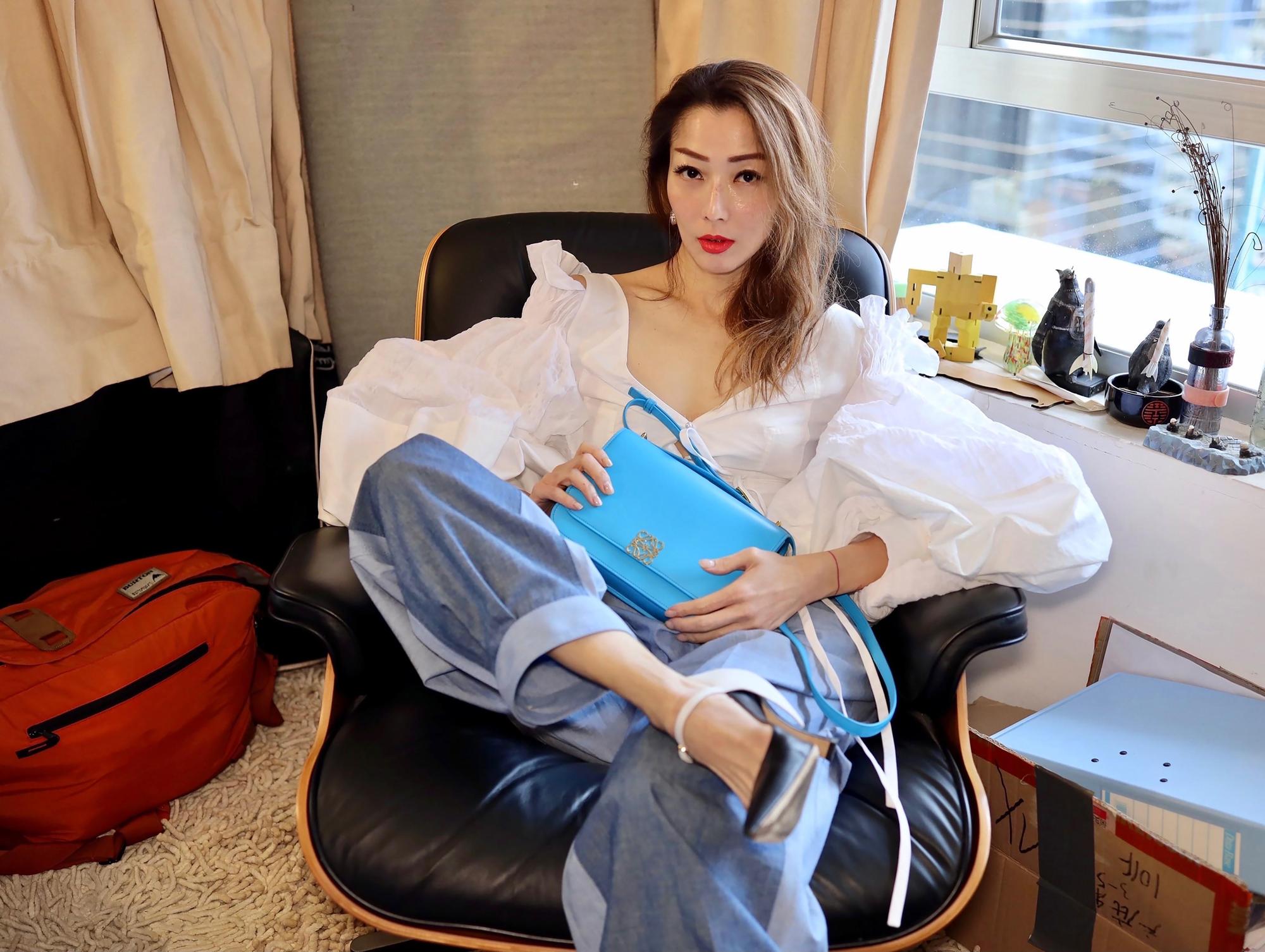 鄭秀文在香港一馬當先秀出LOEWE青藍色新包款Goya。(LOEWE提供)