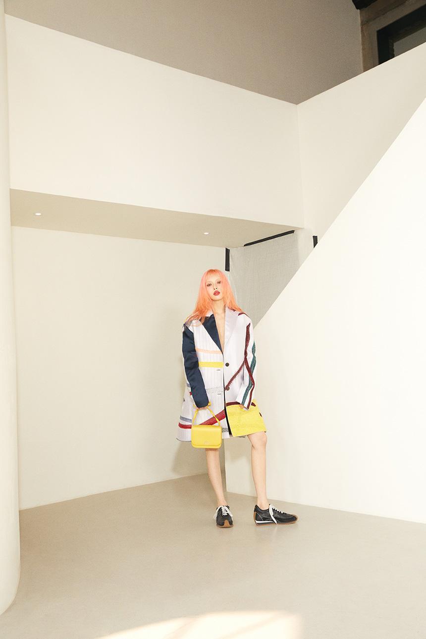 身為品牌全球大使的泫雅,有各種顏色的Goya包可以隨心情搭配。(LOEWE提供)