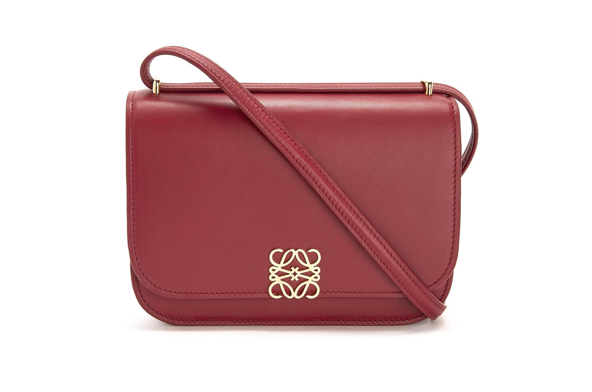 Goya紅色頂級絲滑小牛皮小款肩背包。NT$113,000(LOEWE提供)