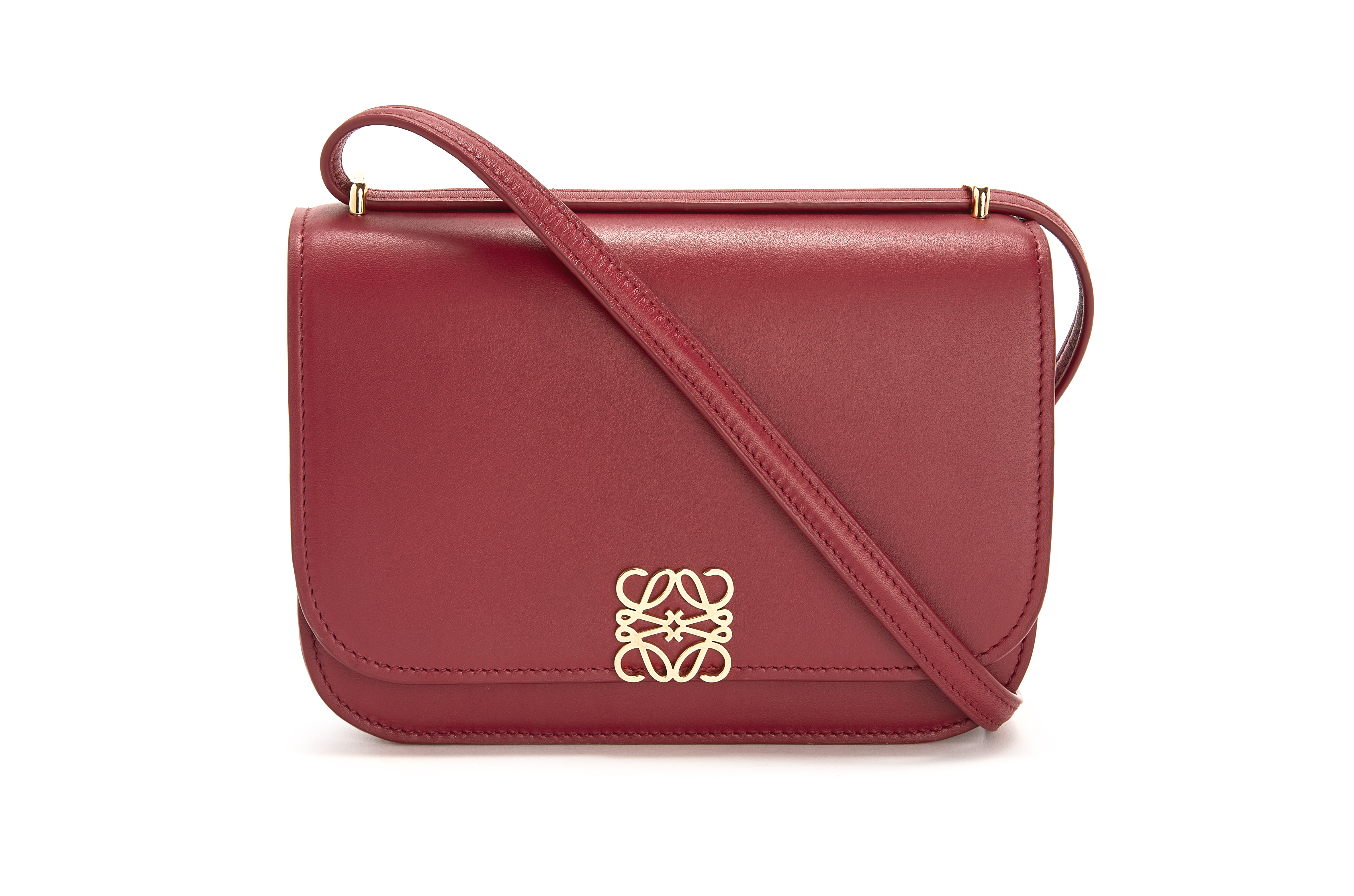 Goya紅色頂級絲滑小牛皮小款肩背包。NT$113,000(LOEWE提供)