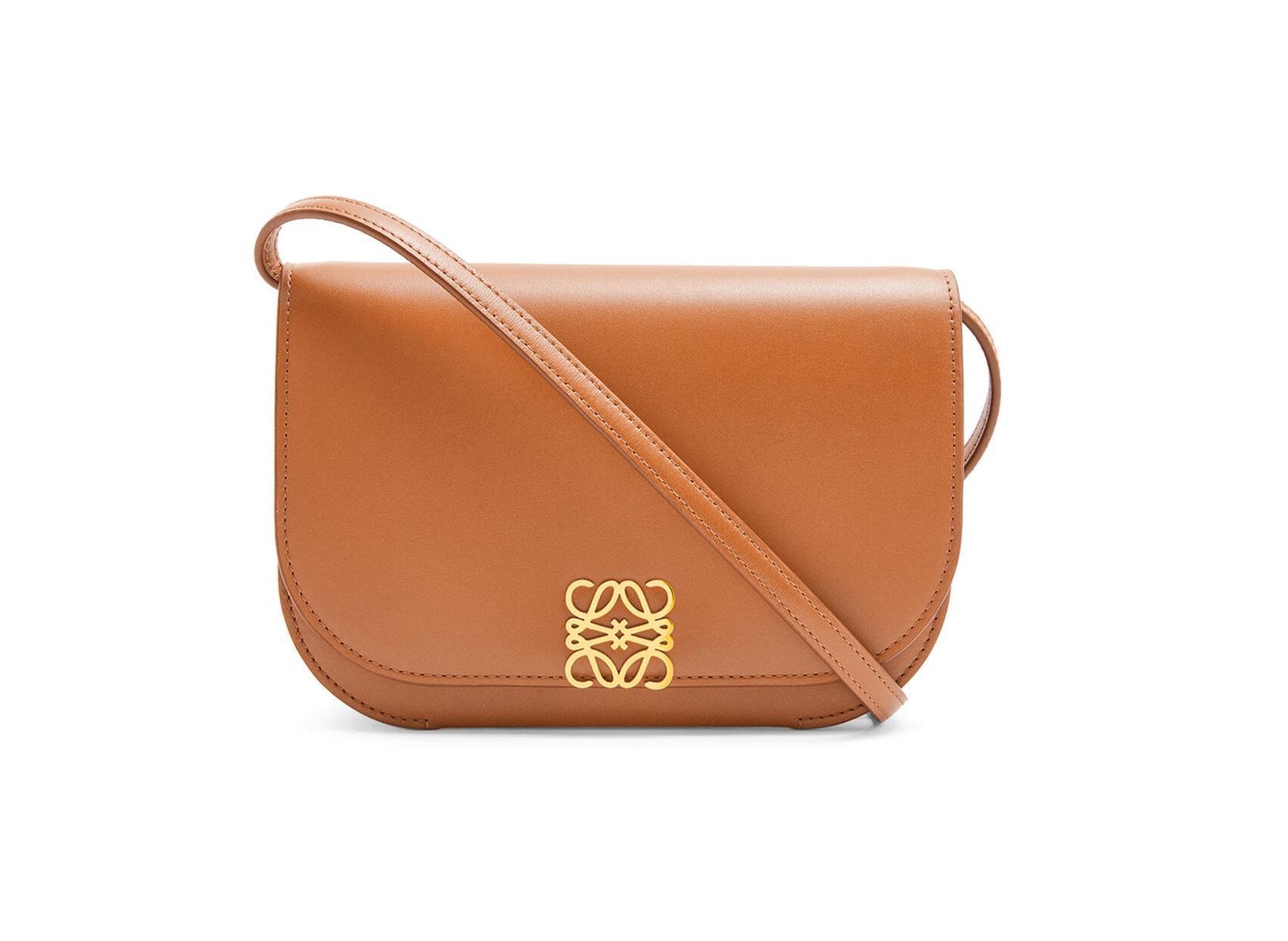 Goya棕褐色頂級小牛皮風琴式手拿包。NT$72,000(LOEWE提供)