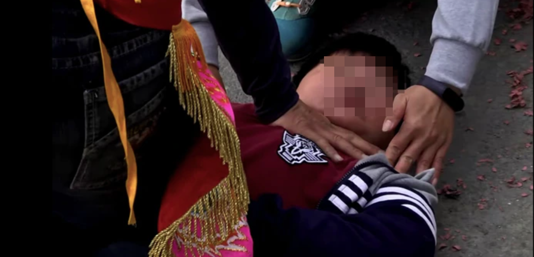 吳姓乩童對一名男童掐脖。（翻攝畫面）