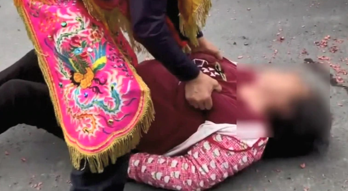 吳姓乩童涉嫌狠掐婦人胸部。（翻攝畫面）