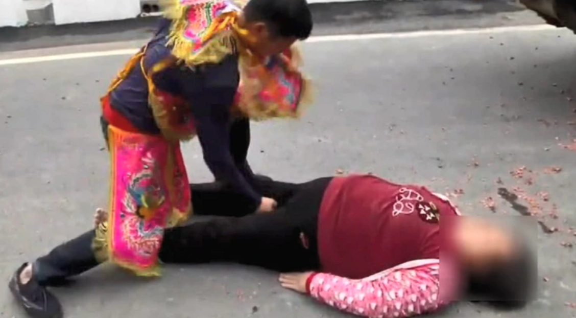 吳姓乩童涉嫌捶打婦人下體。（翻攝畫面）
