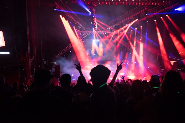 男子不滿夜店整晚顧包包，在計程車後座性侵被害女子。（示意圖，photoAC）