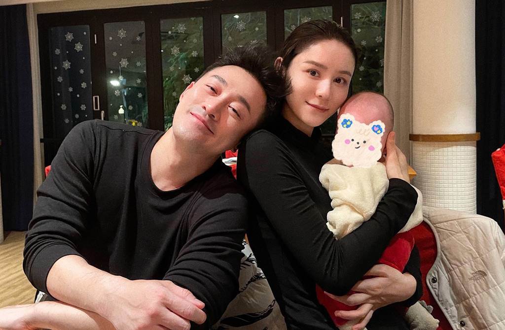 因疫情嚴重沒辦婚禮，女兒又出生了，因而2人的婚禮一直拖著。（翻攝自微博）