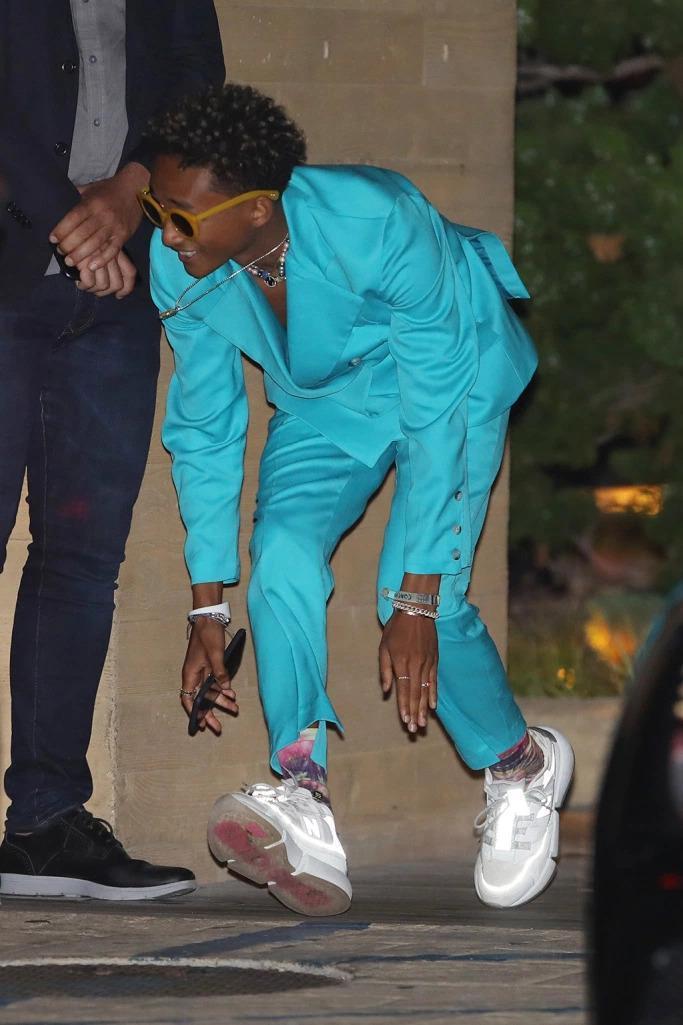 彩色珍珠項鍊多次出現在傑登史密斯(Jaden Smith)的穿搭中。(翻攝自網路)