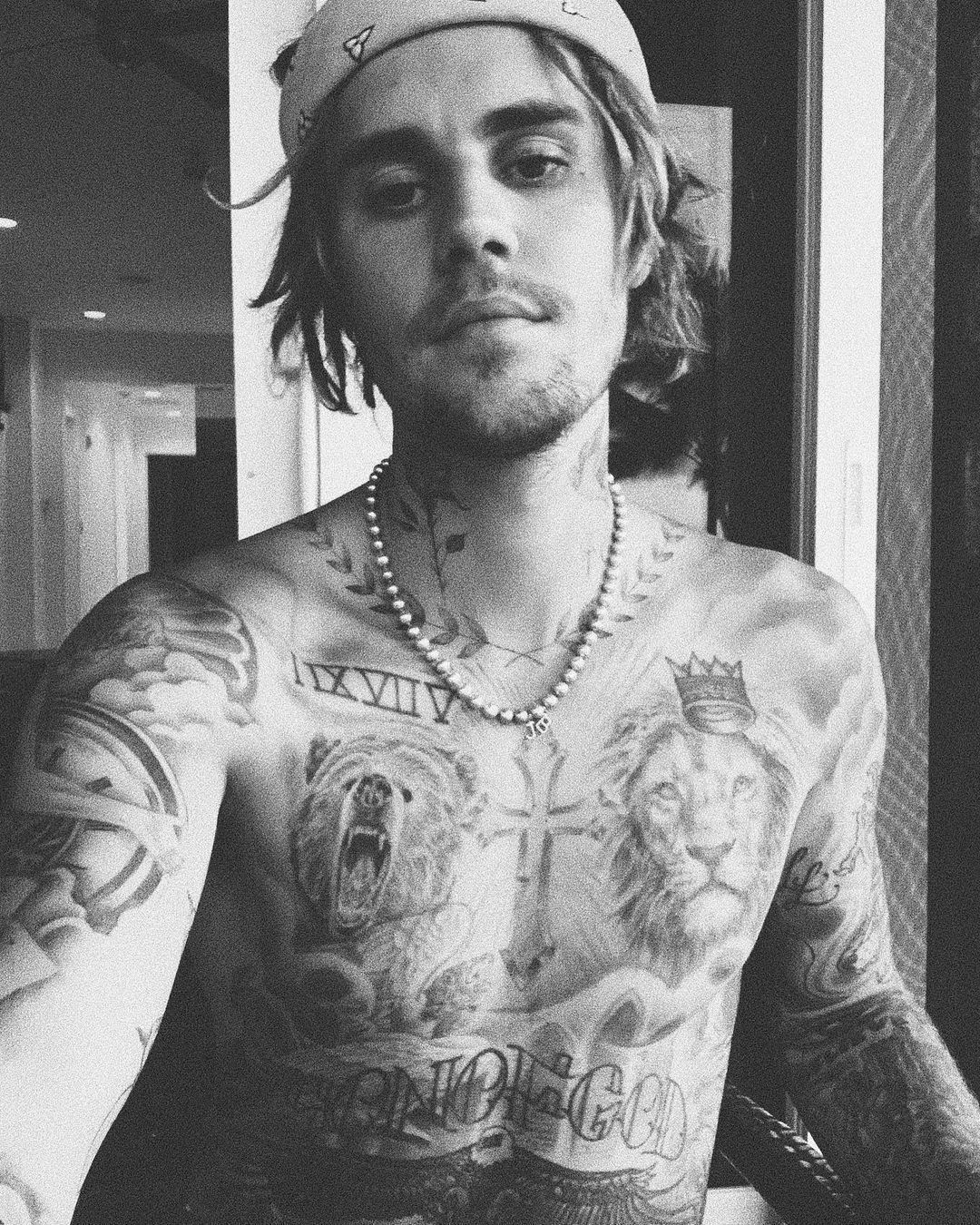 小賈斯汀(Justin Bieber)對粉色珍珠項鍊情有獨鍾。(翻攝自網路)