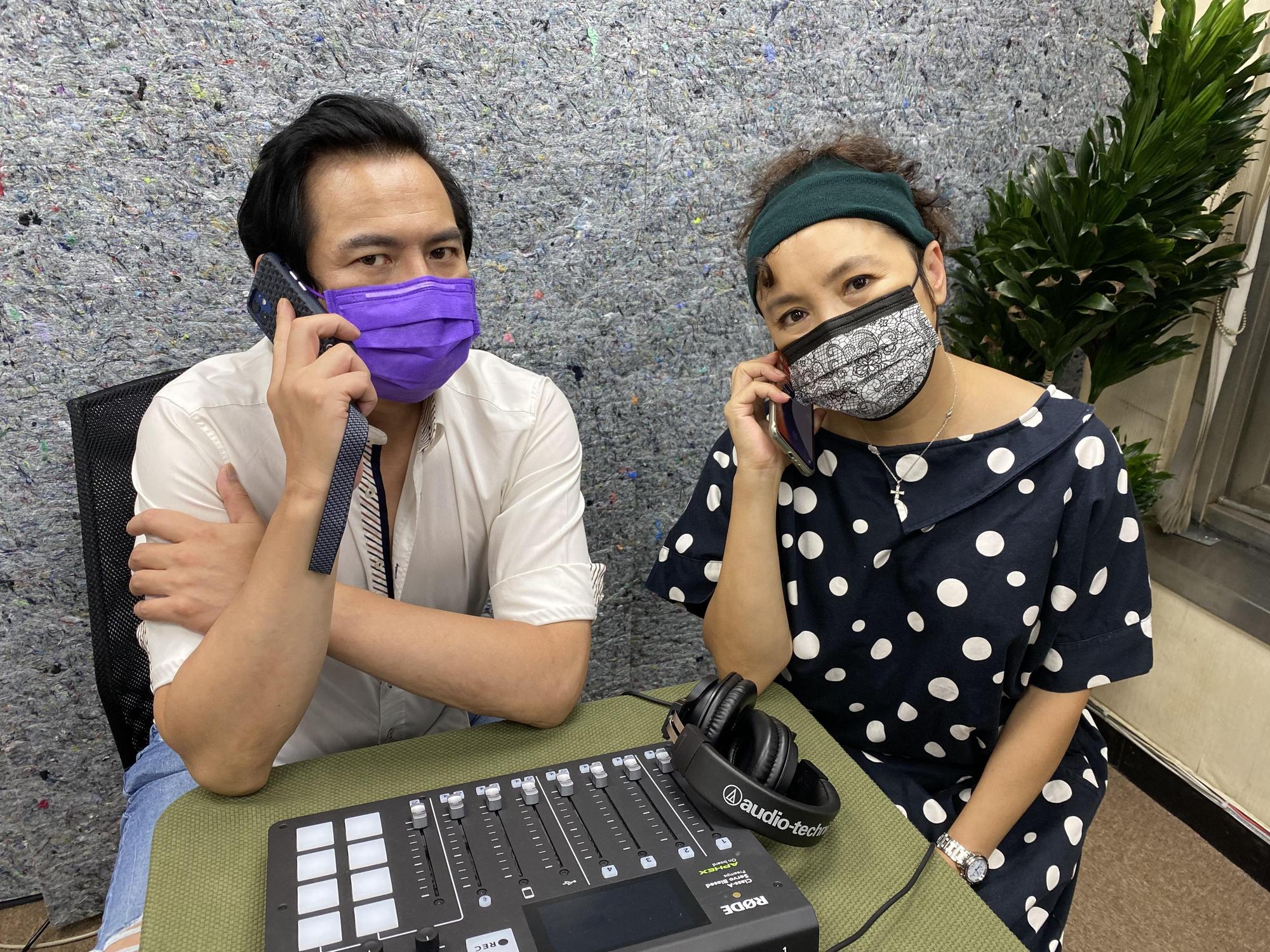馬國賢(左)和謝麗金在疫情期間工作,口罩戴緊緊不敢大意。(艾迪昇傳播提供)