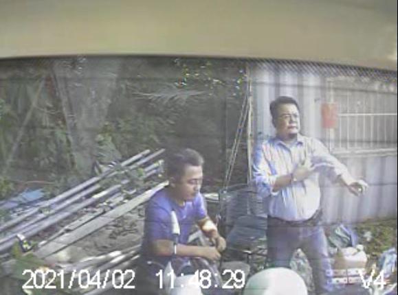 李義祥與台鐵花蓮工務段施工主任熊德育在現場的畫面被救護車鏡頭拍下。（翻攝畫面）