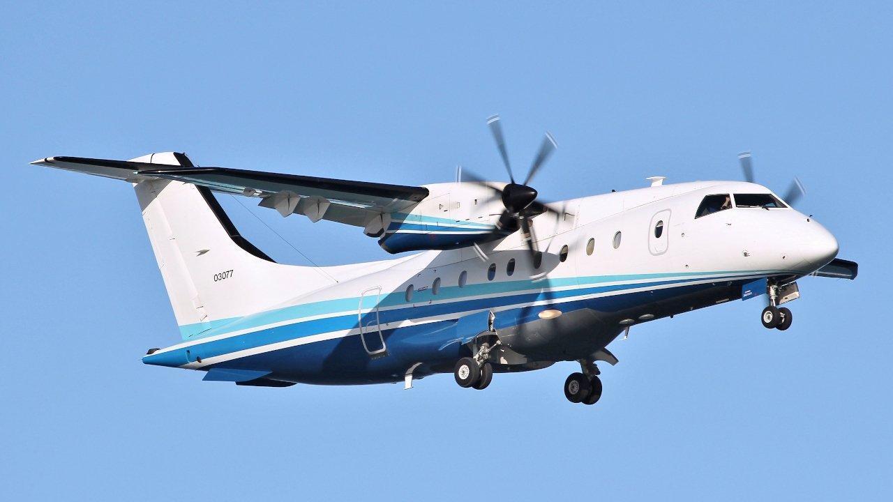 美國行政專機C-146A昨日上午飛抵松山機場,短暫停留半小時後離去。(翻攝自@new27brigade推特)