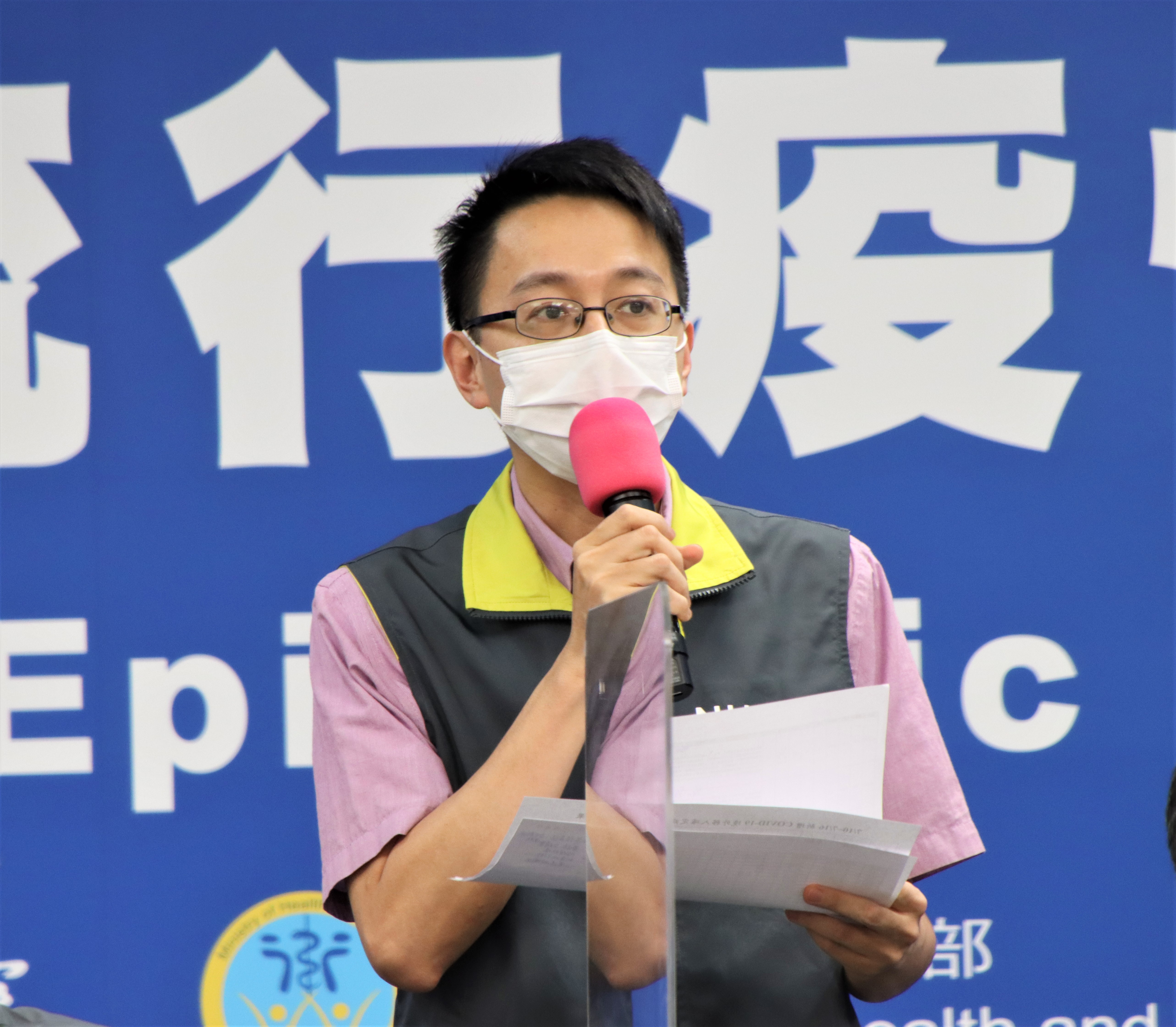 羅一鈞說明本土案例基因定序結果，發現7個群聚都是英國變異株。（指揮中心提供）