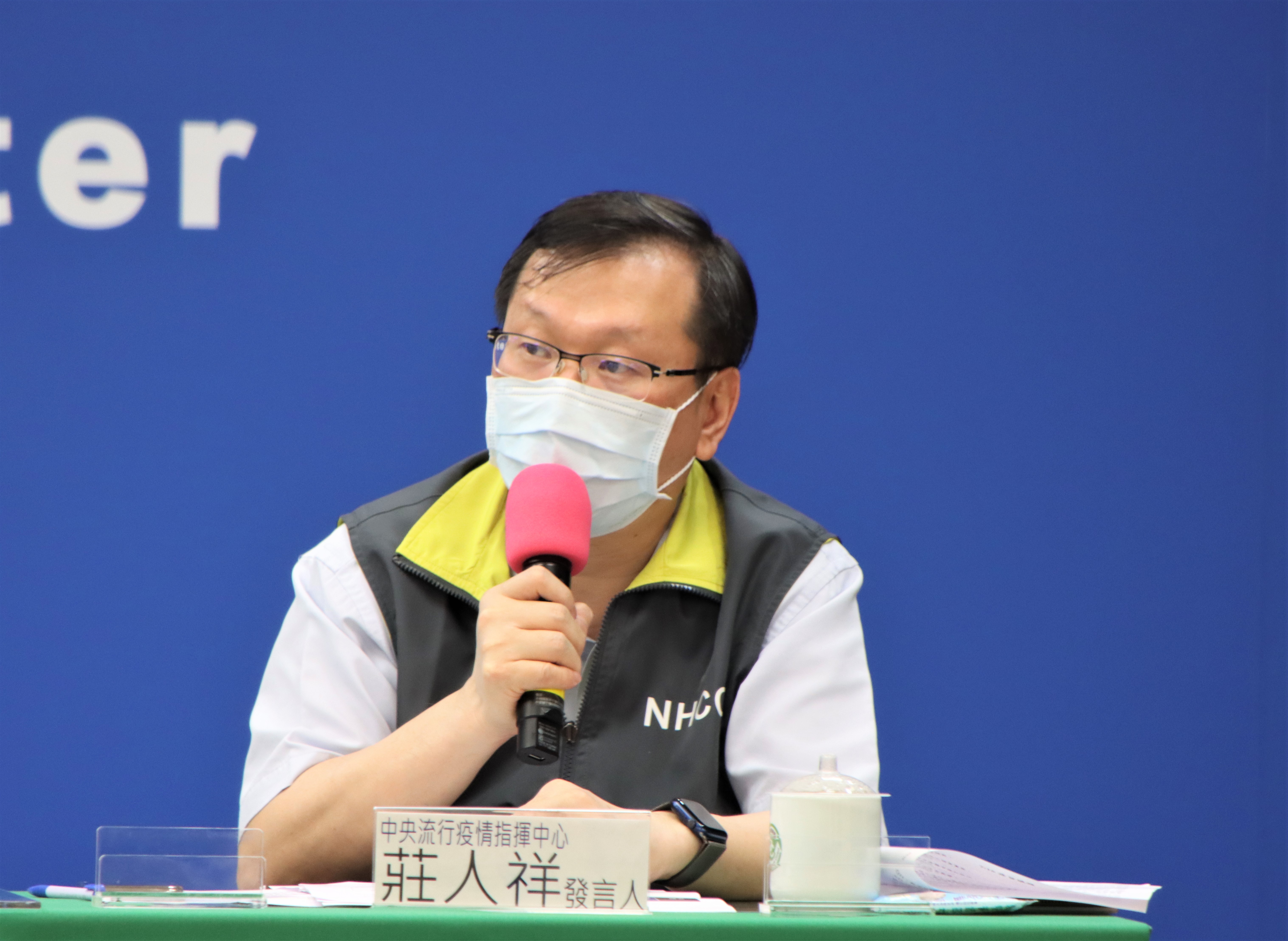 莊人祥說明疫苗不良反應事件。（指揮中心提供）