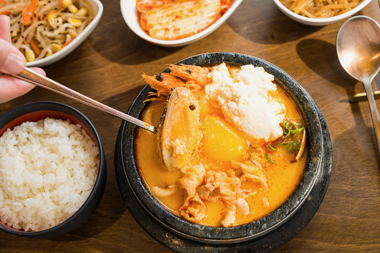 「豬肉海鮮豆腐鍋」亮點在吸飽湯汁的嫩豆腐，湯頭鮮爽過癮。（390元／份）