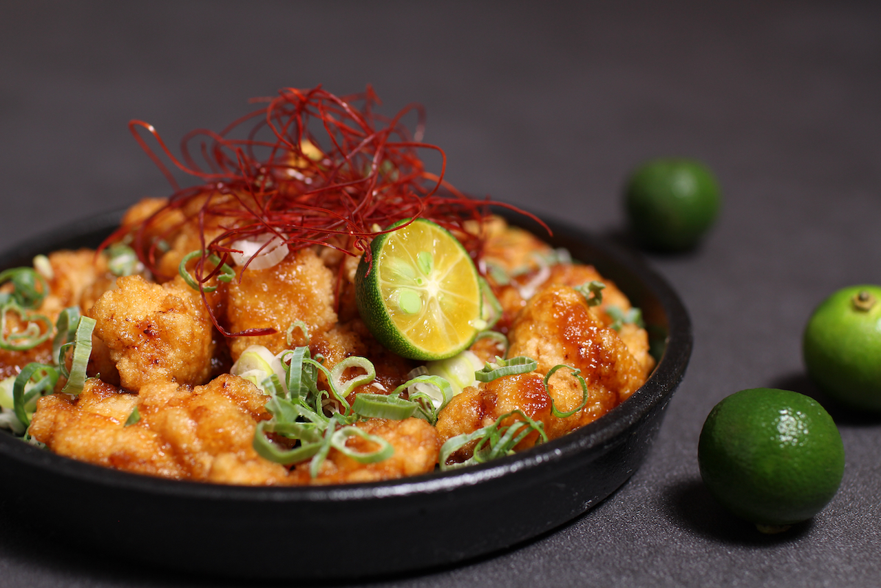 「韓式雞米花」炸完後會再裹上水梨甜醬油。（220元／份）（豆豆里提供）