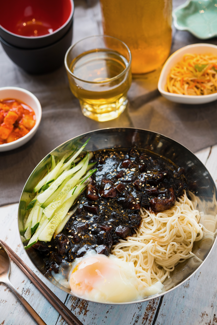 「炸醬麵」煮完後會先過冷水，避免外帶麵條過於軟爛。（230元／份）