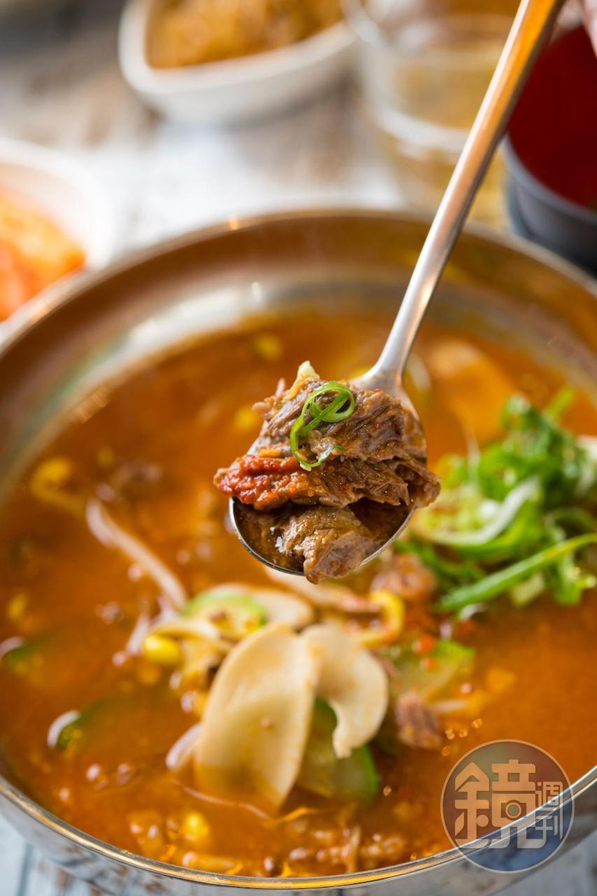 喝「辣牛肉湯」會爆汗，很過癮，根本是下酒湯。（580元／份）