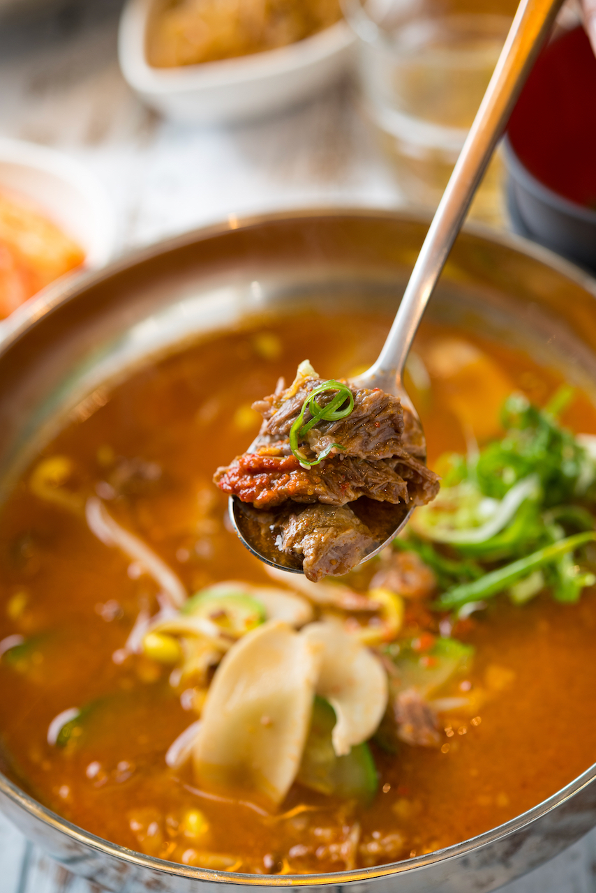喝「辣牛肉湯」會爆汗，很過癮，根本是下酒湯。（580元／份）