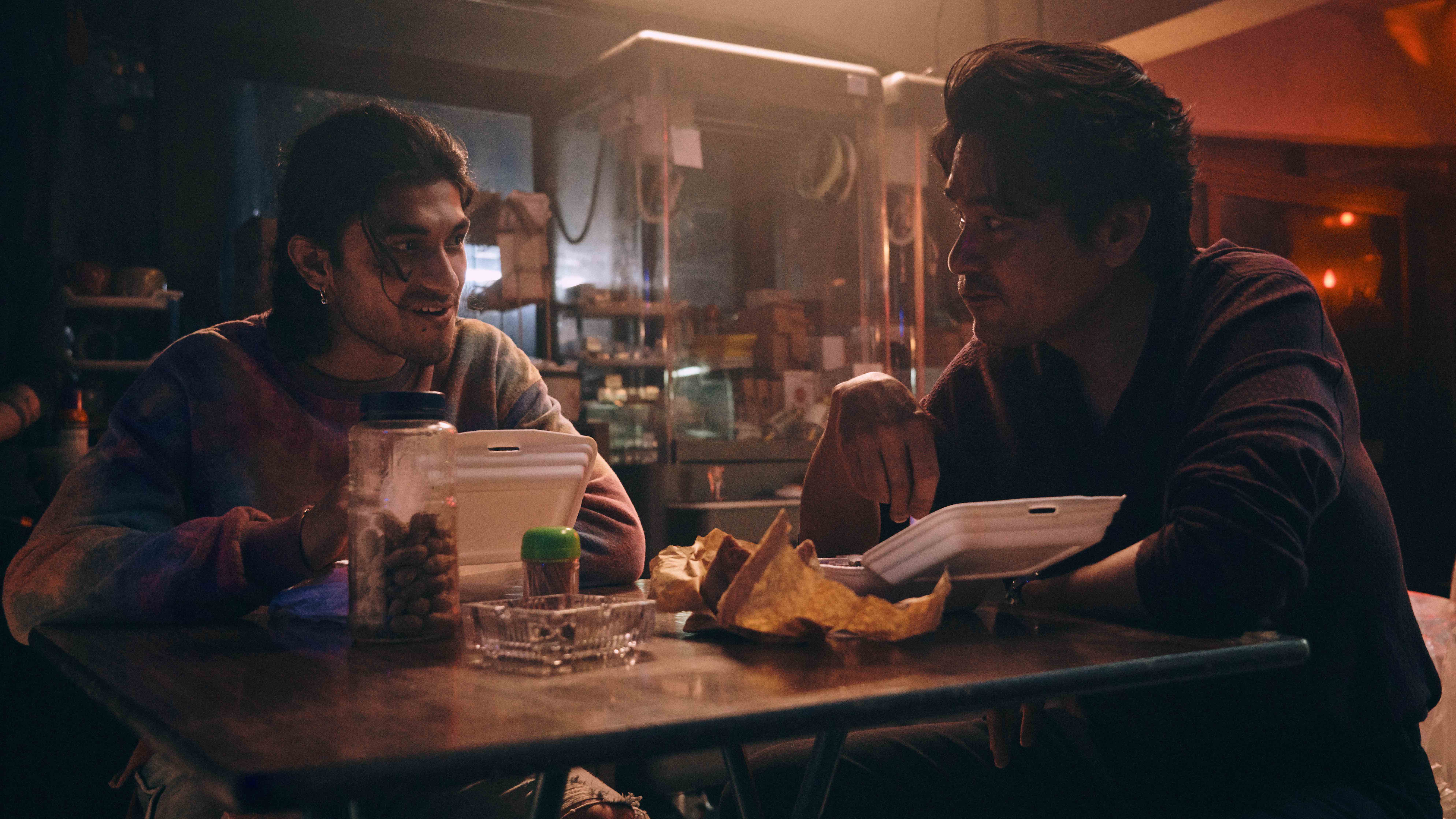 太保在片中飾演台灣黑幫，冷眼看待林家棟與香港黑幫間的鬥毆。（CATCHPLAY）