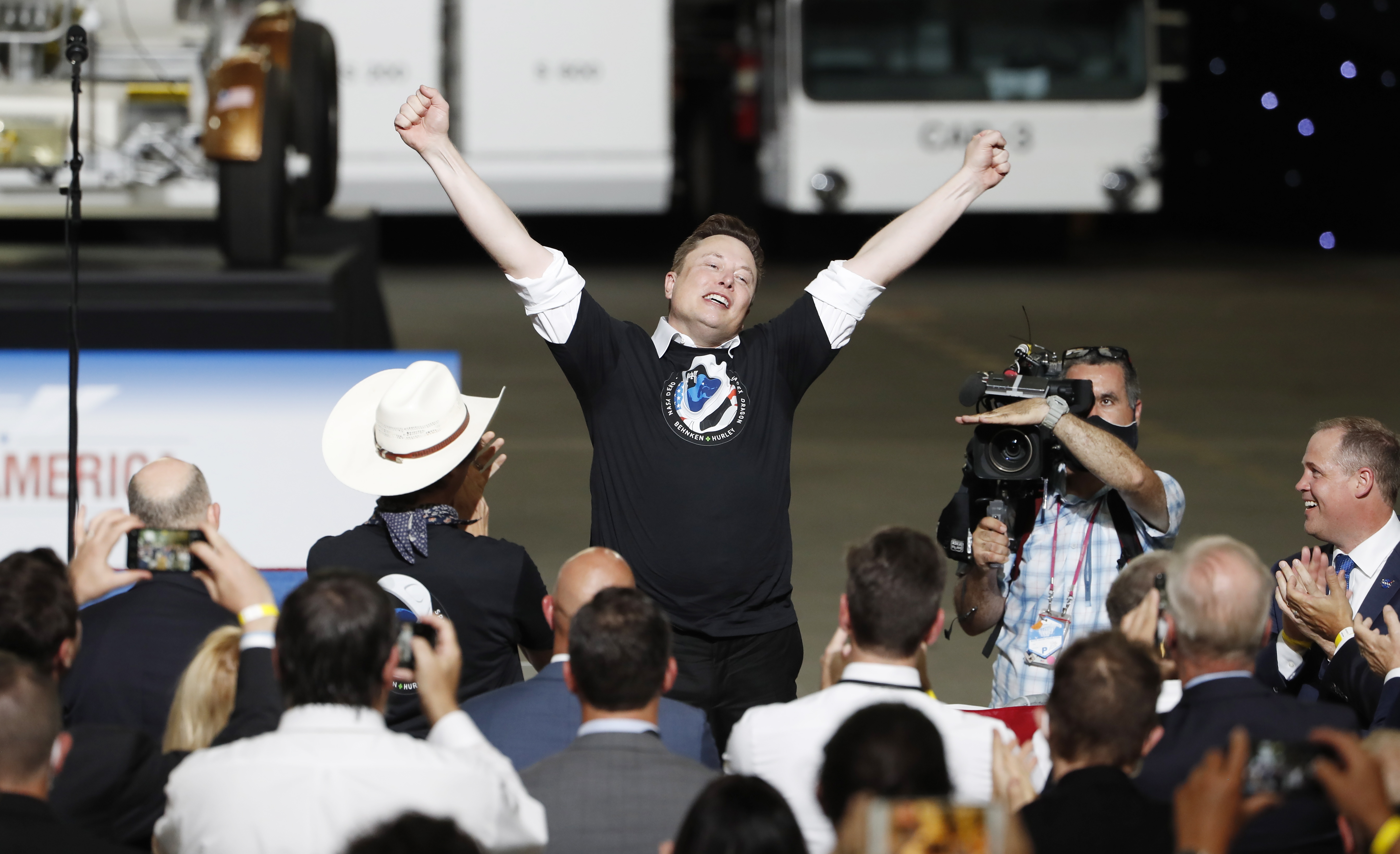 特斯拉創辦人馬斯克成功開啟電動車時代後,能否再以SpaceX寫下衛星發展史新的一頁,各界都睜大眼在看。(東方IC)
