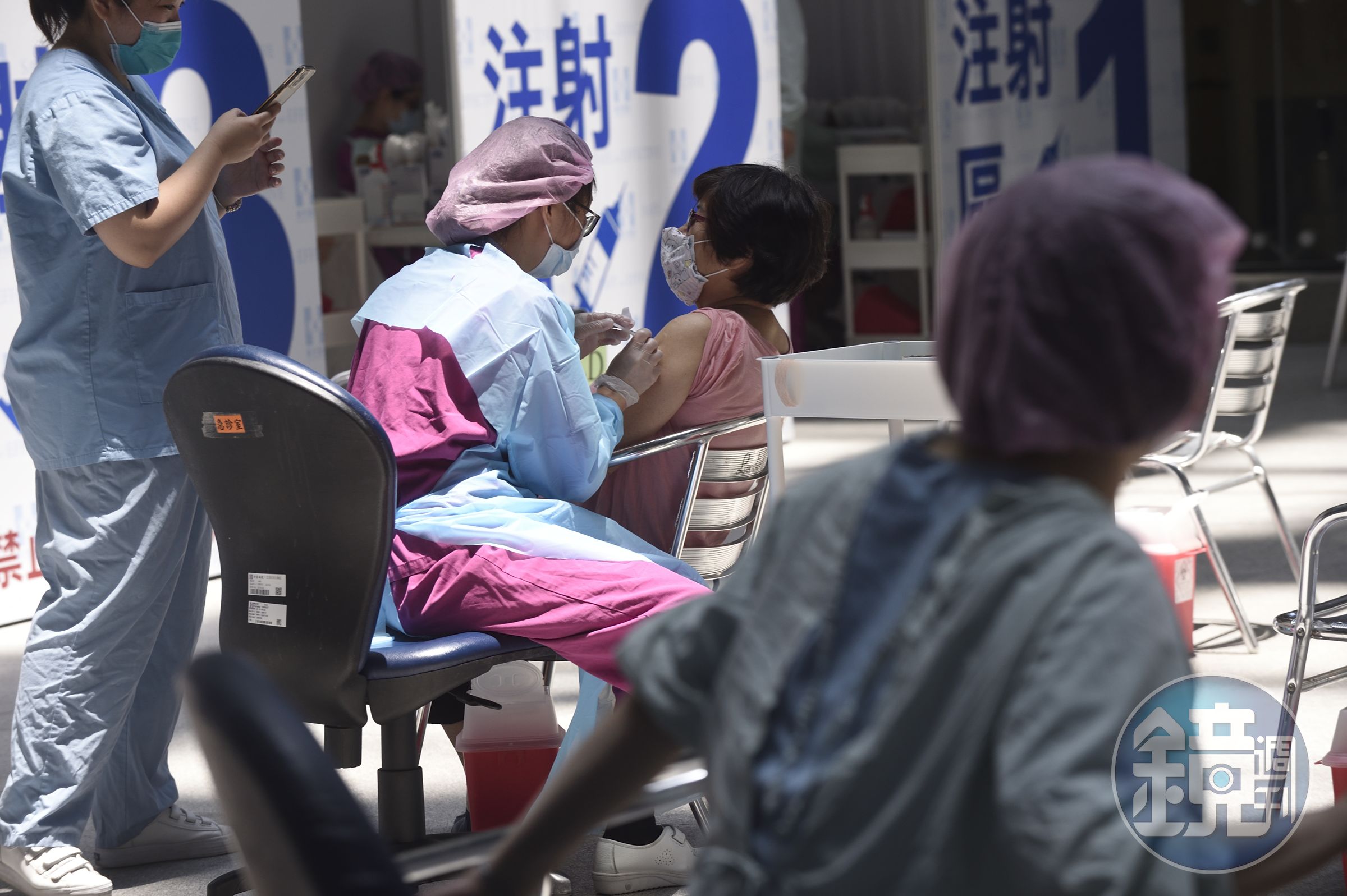 全台頻傳混打疫苗的情況，指揮中心重申這樣的行為是不適當的，會研議處分；示意圖，非當事人。（本刊資料照）