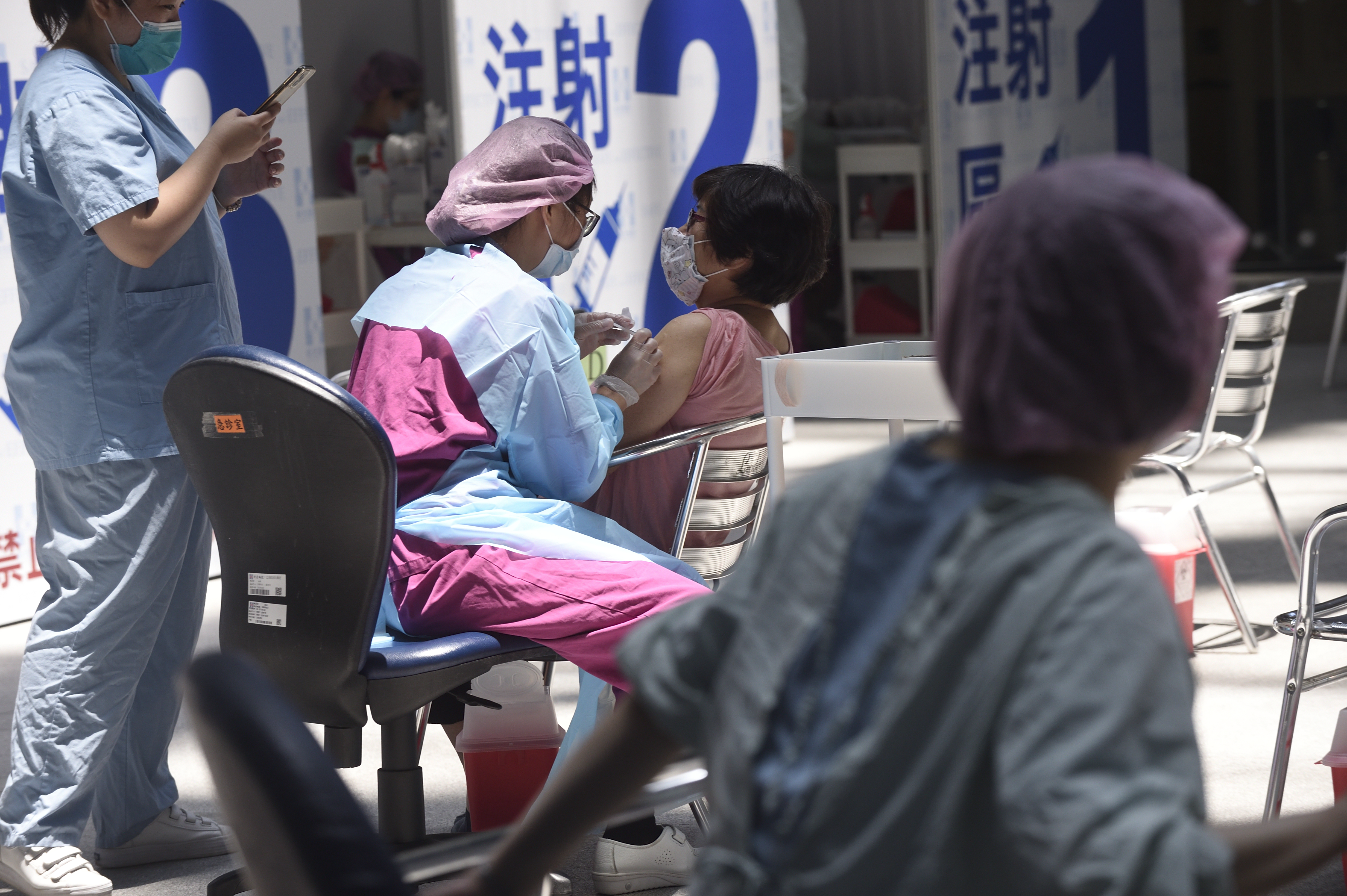 全台頻傳混打疫苗的情況，指揮中心重申這樣的行為是不適當的，會研議處分；示意圖，非當事人。（本刊資料照）