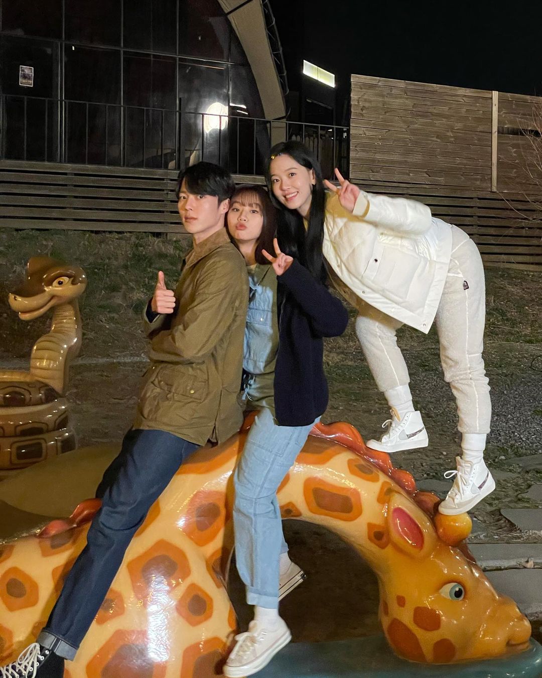 姜漢娜（右）在劇中是張基龍的（左）九尾狐好麻吉，在張基龍與惠利交往期間幫了兩人不少。（翻攝自姜漢娜Instagram）  