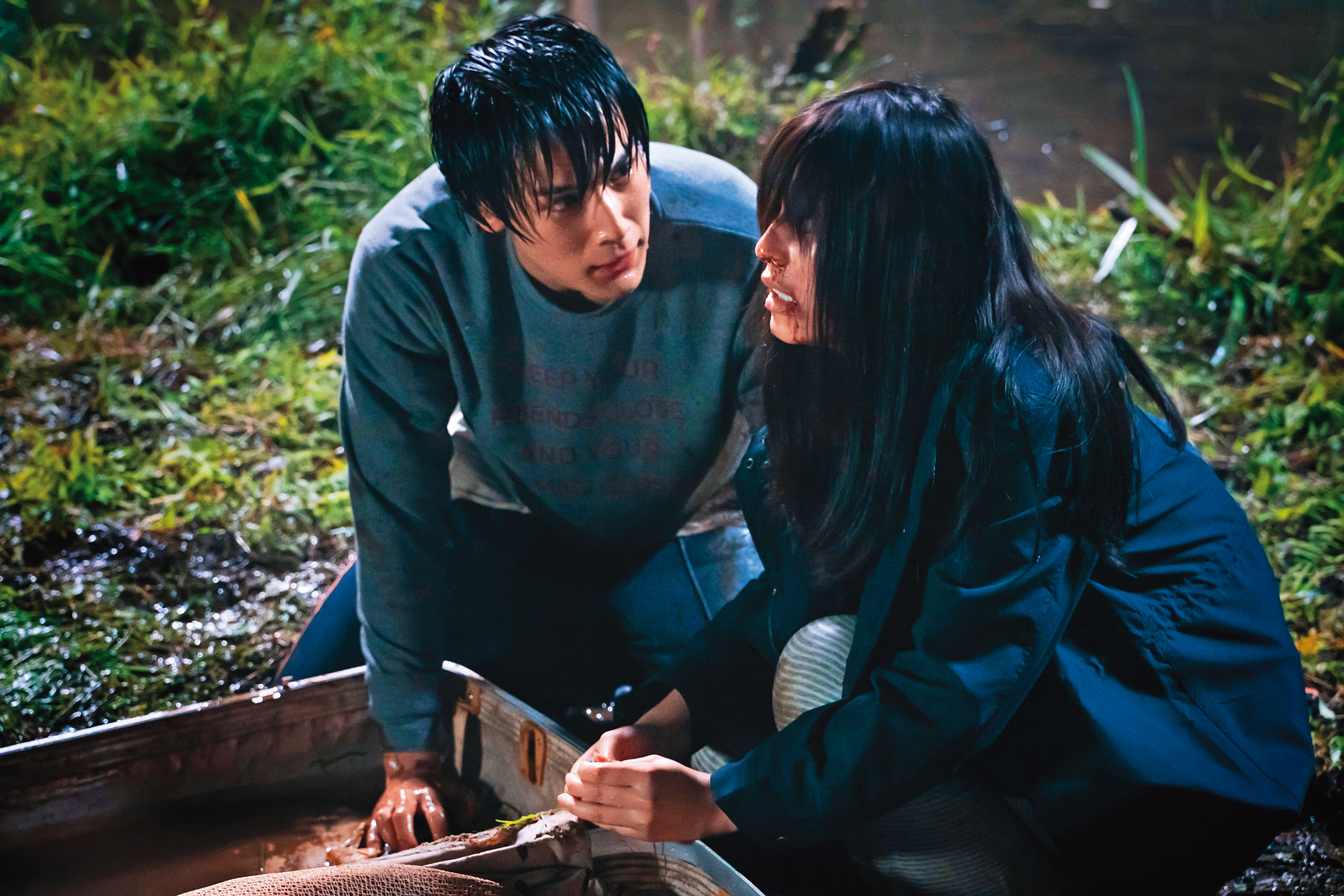 擁有英雄夢的學長遇見堅信不幸皆是幽浮造成的怪學妹，導演用溫柔幽默手法講述暴力又悲傷的故事。（可樂電影提供）