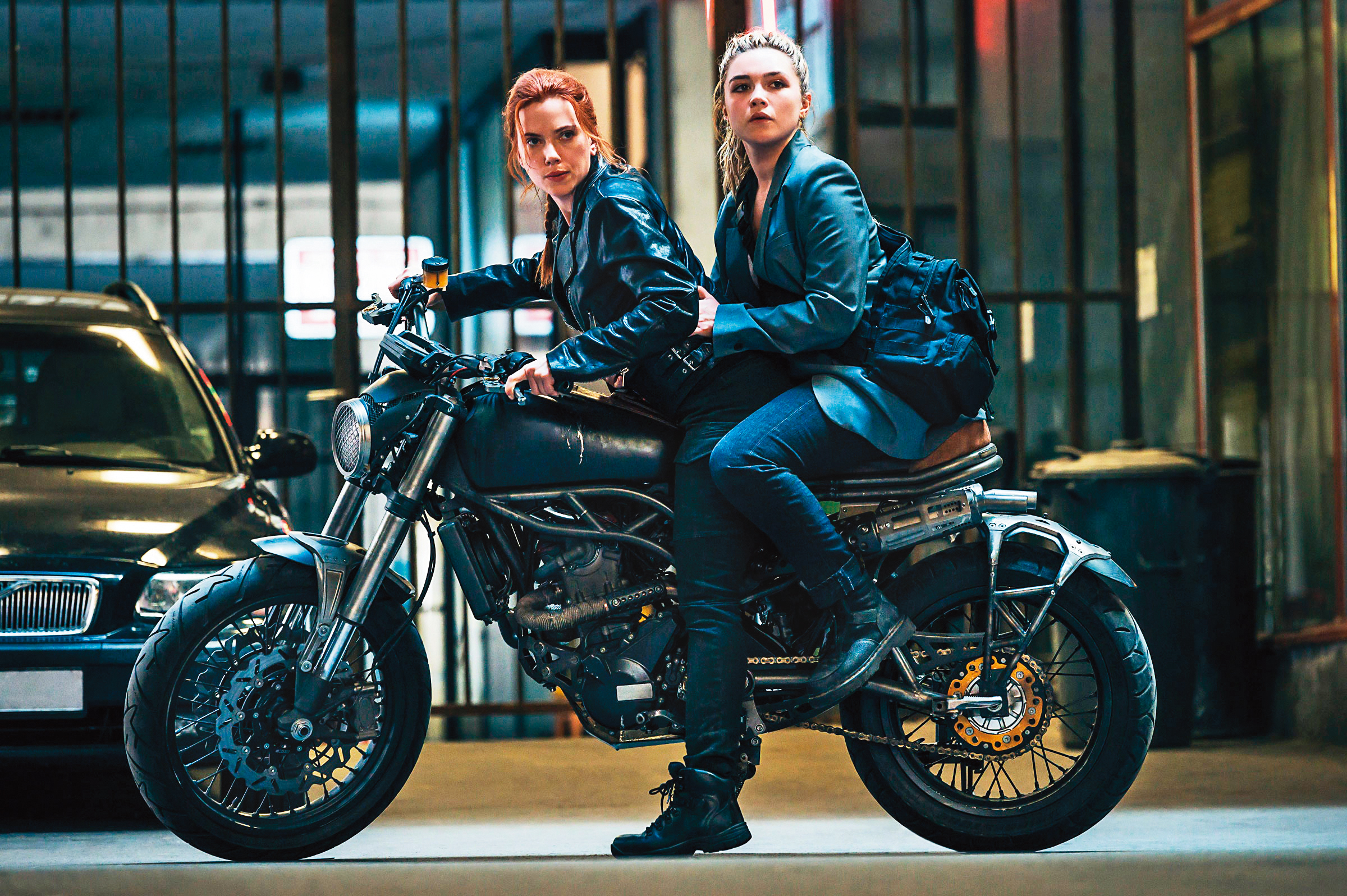 史嘉蕾（左）在此片後把「黑寡婦」交棒給飾演她妹妹的佛蘿倫絲普伊，後者也交出優秀的表演。（迪士尼提供）