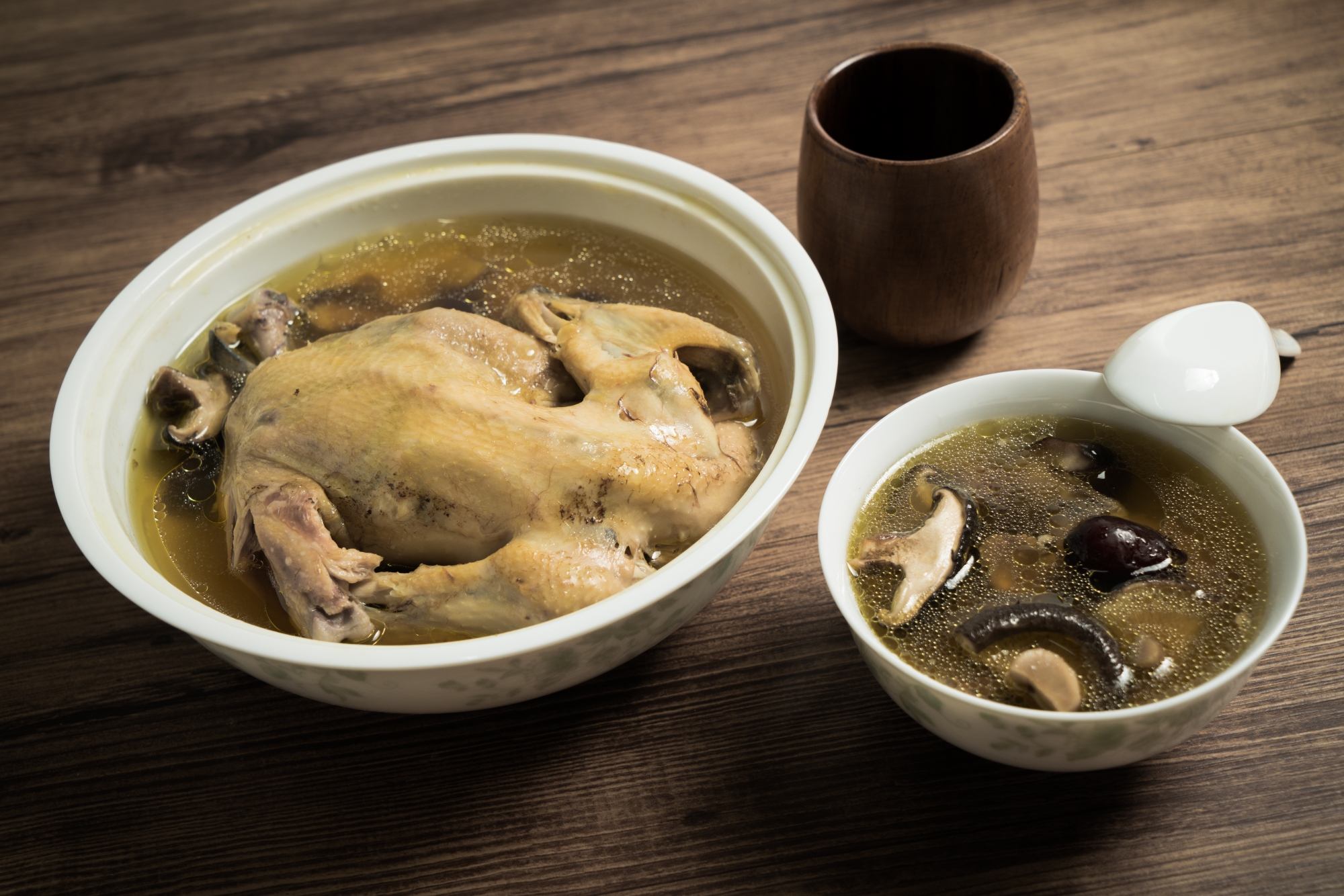 一位女網友稱媽媽煮的香菇雞湯「入口即化」,但在一年後卻發現這道家常菜的真相。(示意圖,東方IC)