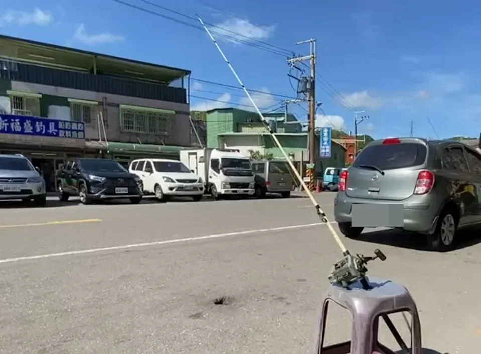 台電深澳火力發電廠的冷卻水排水道，近日居民在雨水「排水孔」垂釣。（翻攝畫面）