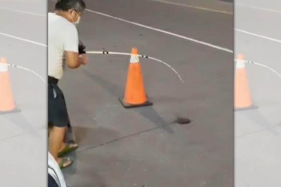附近居民將釣竿將釣魚線排氣孔中，短短不到30秒的時間就釣出一隻1、2斤重的鰻魚。（翻攝畫面）