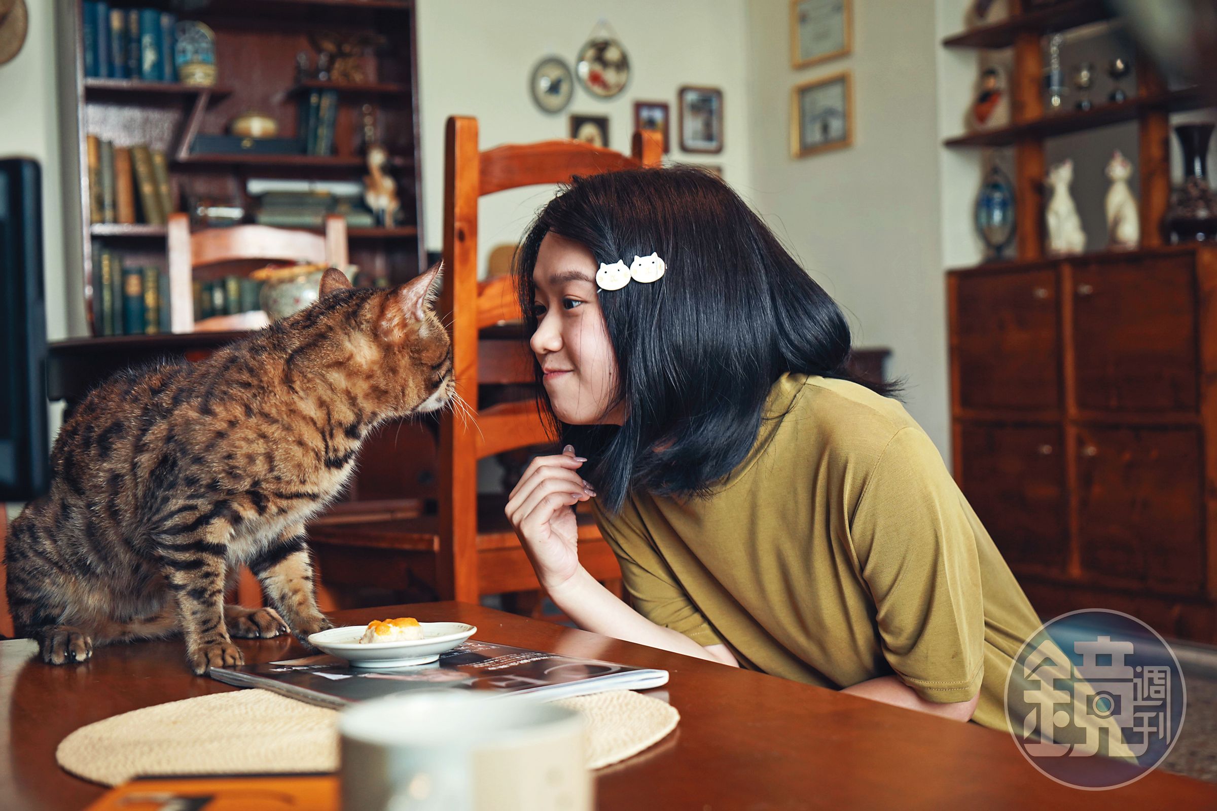 嚴正嵐在劇中因受貓妖保護，與貓有許多親暱可愛的互動。（七十六号原子提供）