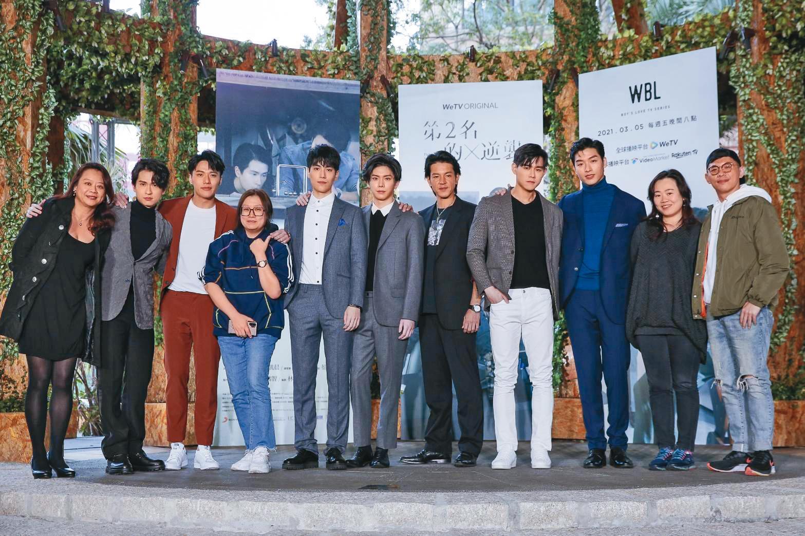 導演姜瑞智（右1）、編劇林珮瑜（右2），與監製潘心慧（左2）2度合作的BL網劇《We Best Love》系列，受到熱烈迴響。（結果娛樂提供）