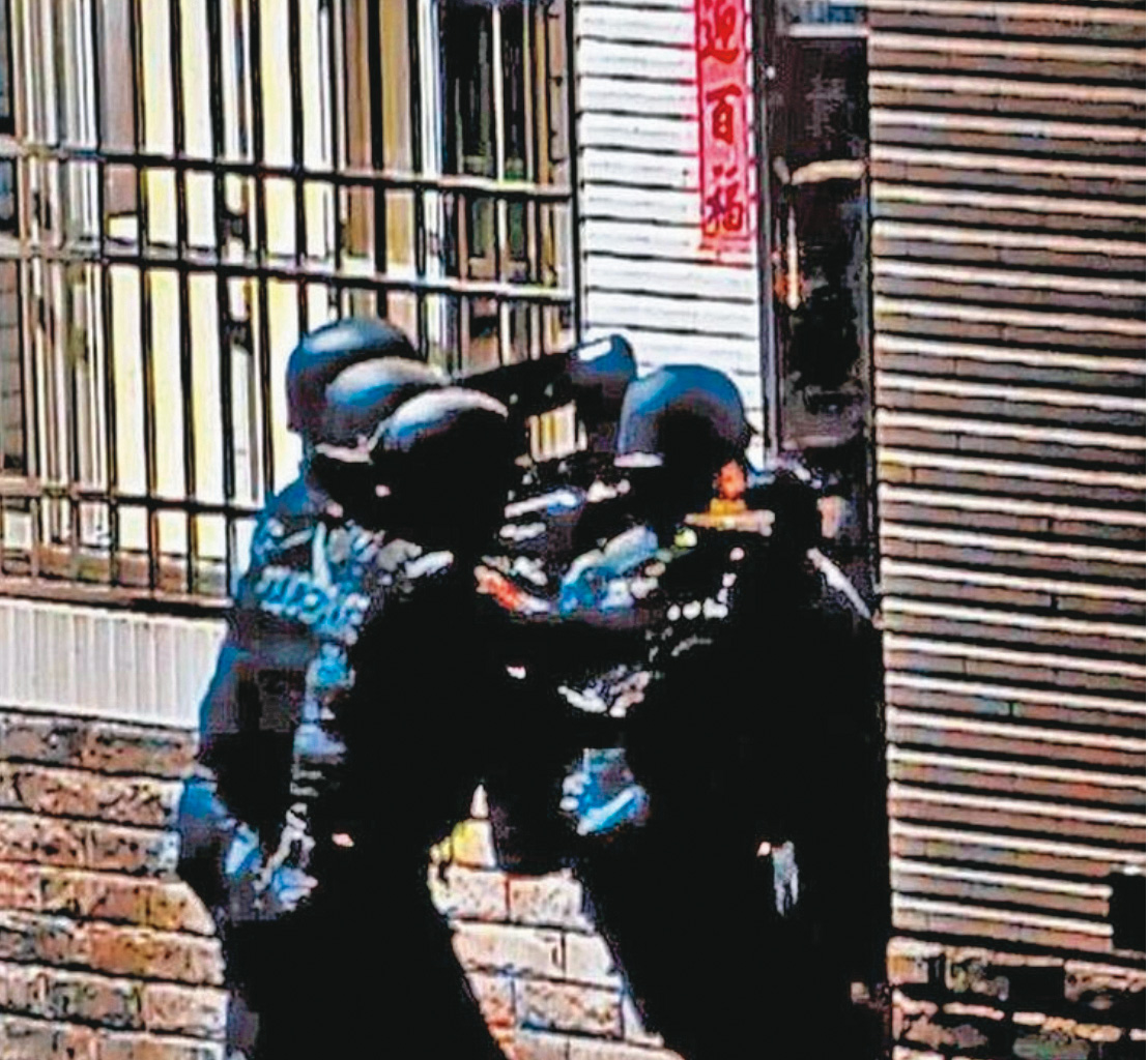 警方荷槍實彈攻堅,逮捕林豐德父子及其他犯罪集團成員。(警方提供)
