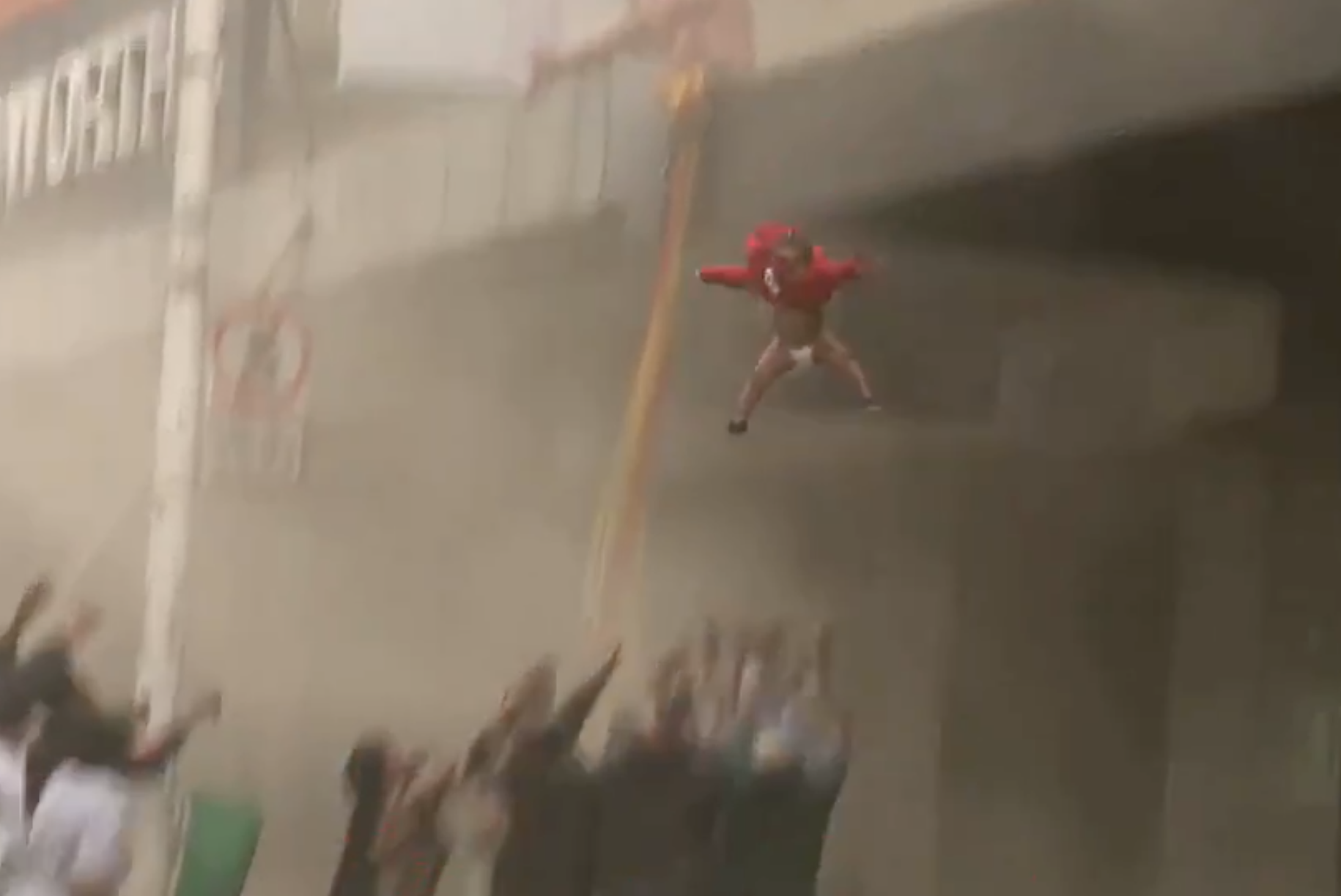 一名母親為了救孩子，直接將2歲女兒從2樓往下丟給路人。（翻攝自@nomsa_maseko推特）