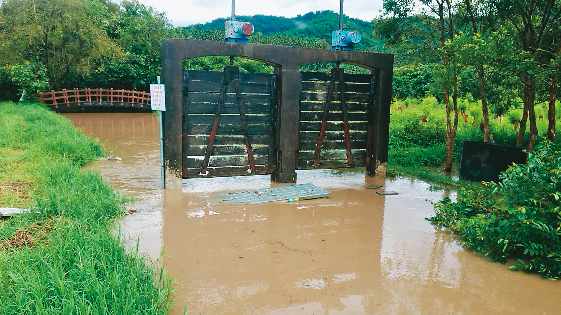 頭社村民指控，黃順昱破壞水利設施，導致地層下陷，每遇大雨就淹水。（讀者提供）