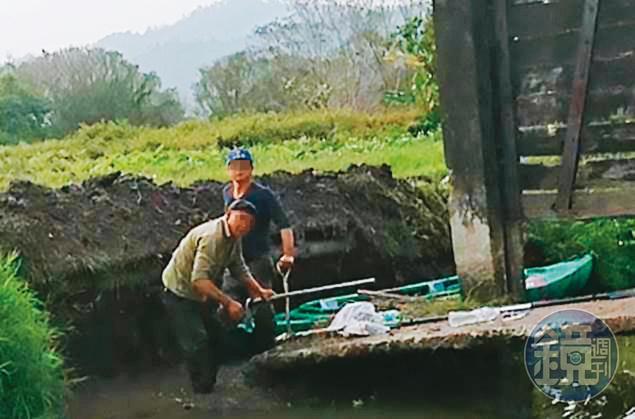 黃順昱疑似雇工偷挖堤岸,破壞古蹟水門和便橋,被村民逮個正著。(讀者提供)