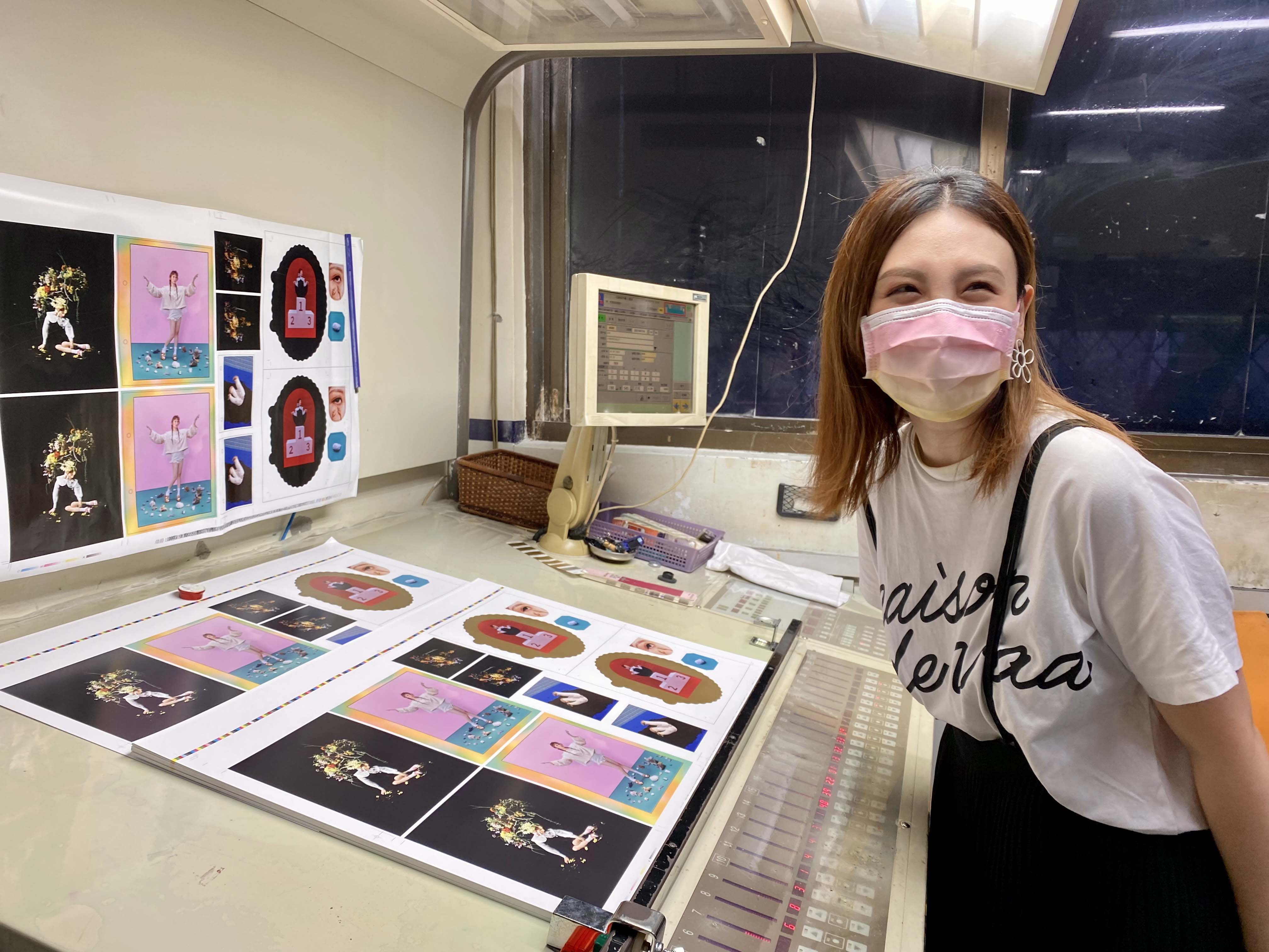 魏如萱（waa wei）前往印刷廠探班。（好多音樂提供）