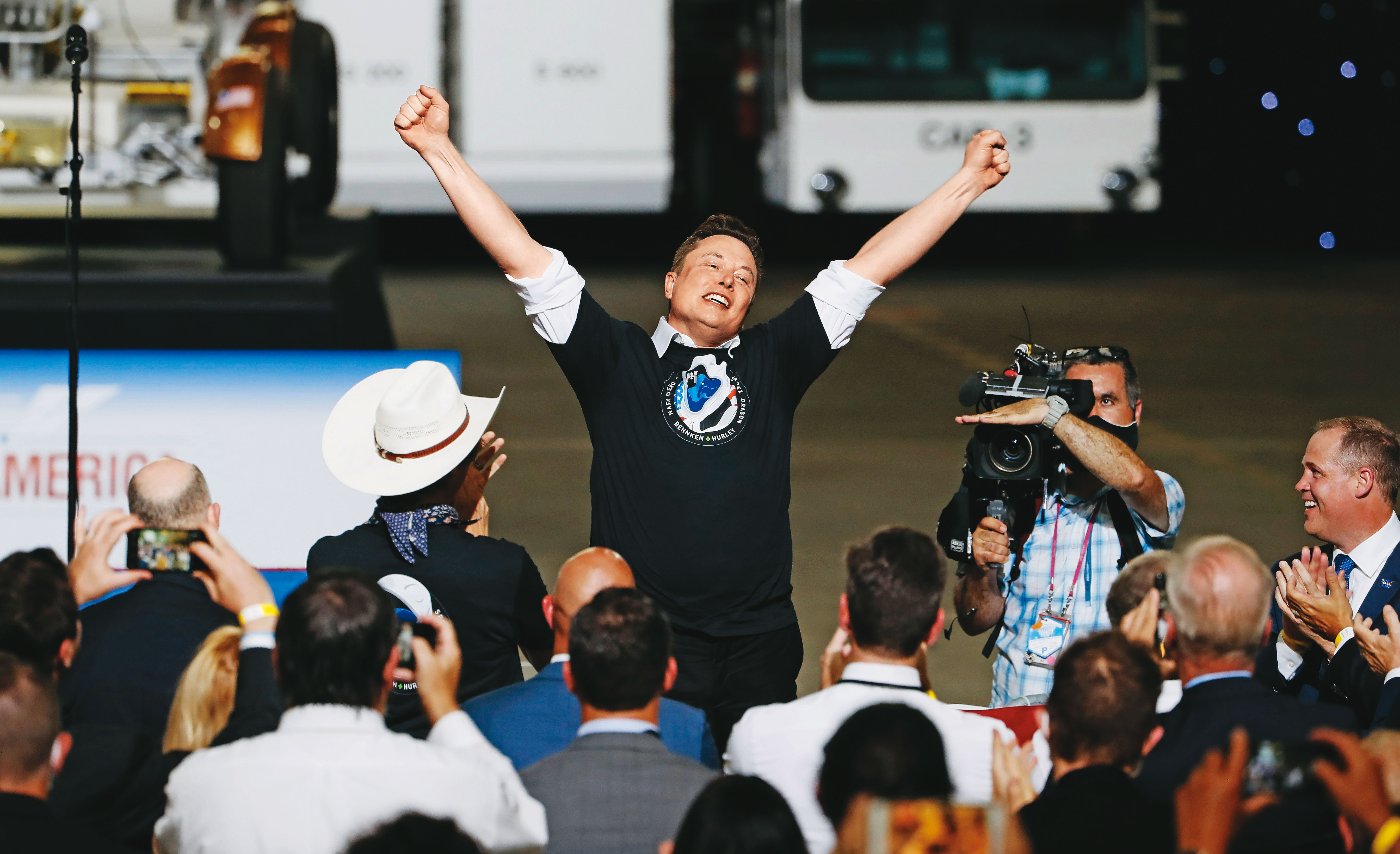 特斯拉創辦人馬斯克成功開啟電動車時代後,能否再以SpaceX寫下衛星發展史新的一頁,各界都睜大眼在看。(東方IC)