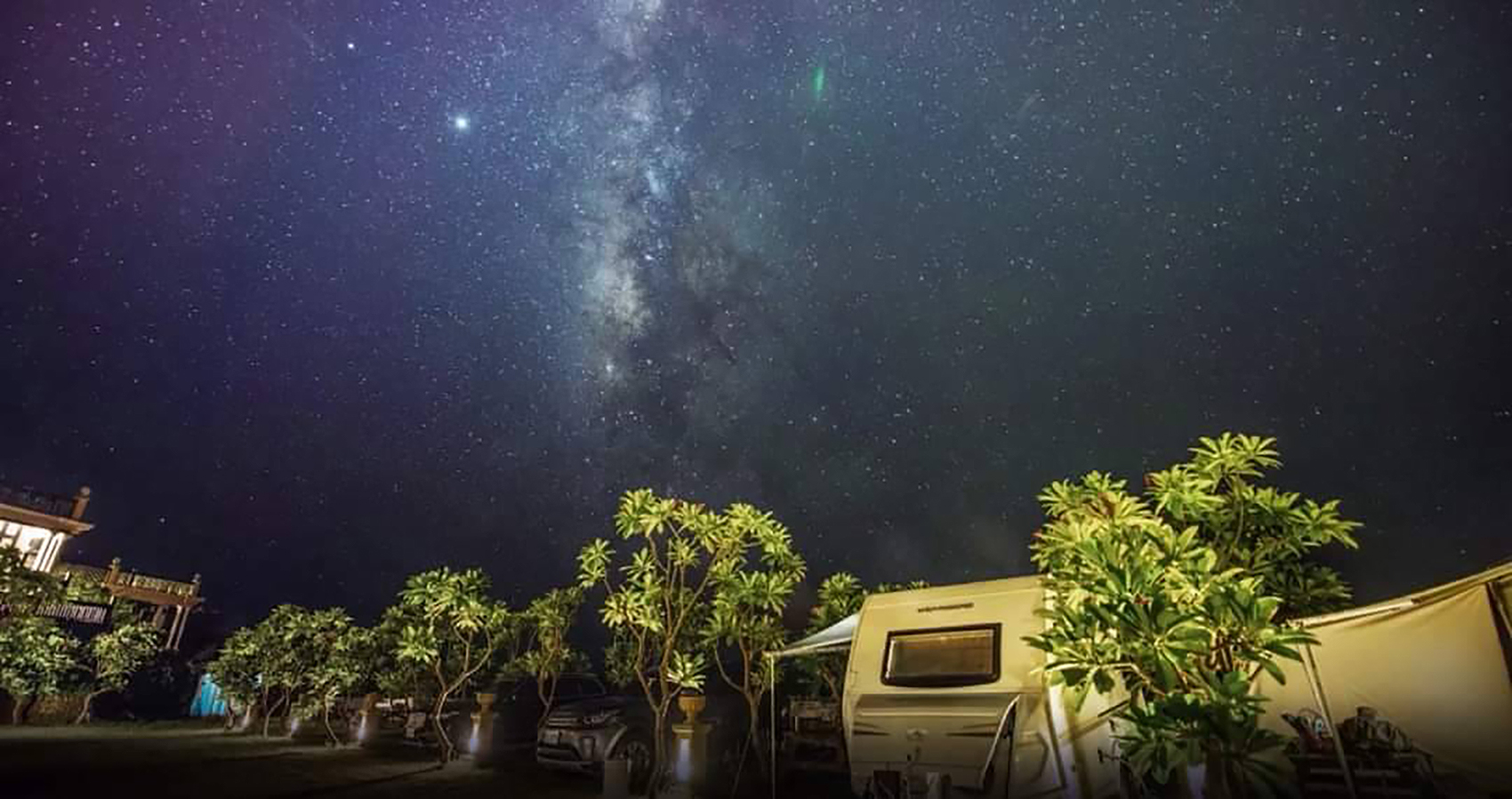 營區座落在全台最適合觀賞南十字星的地點，而且特別設計的照明設備可降低光害。（貓鼻頭露營莊園營區提供）