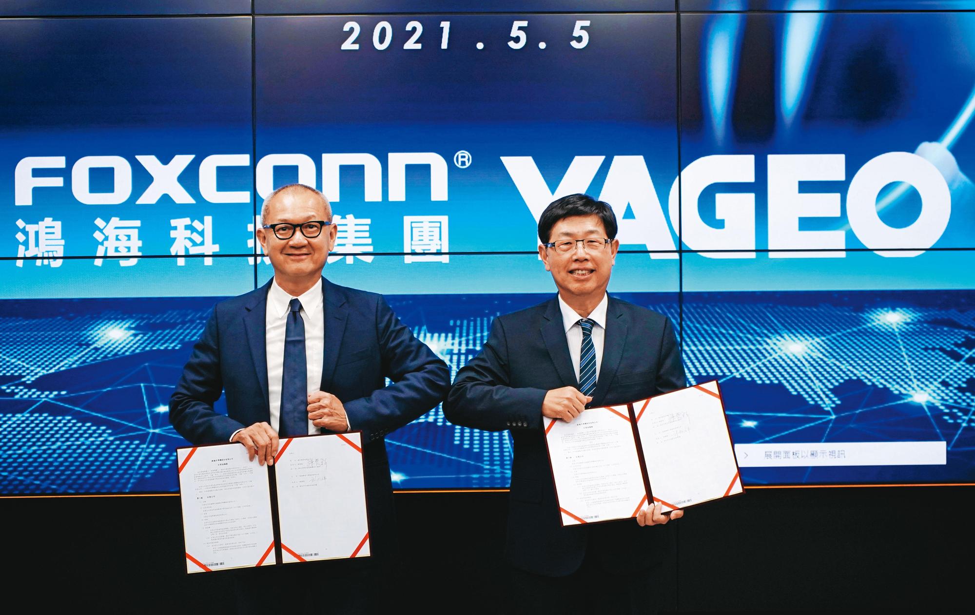 鴻海董事長劉揚偉(右)及國巨董事長陳泰銘(左)在2020年結盟後,雙雙對外表示看好低軌衛星與6G的結合,且將籌備布局。(鴻海、國巨提供)