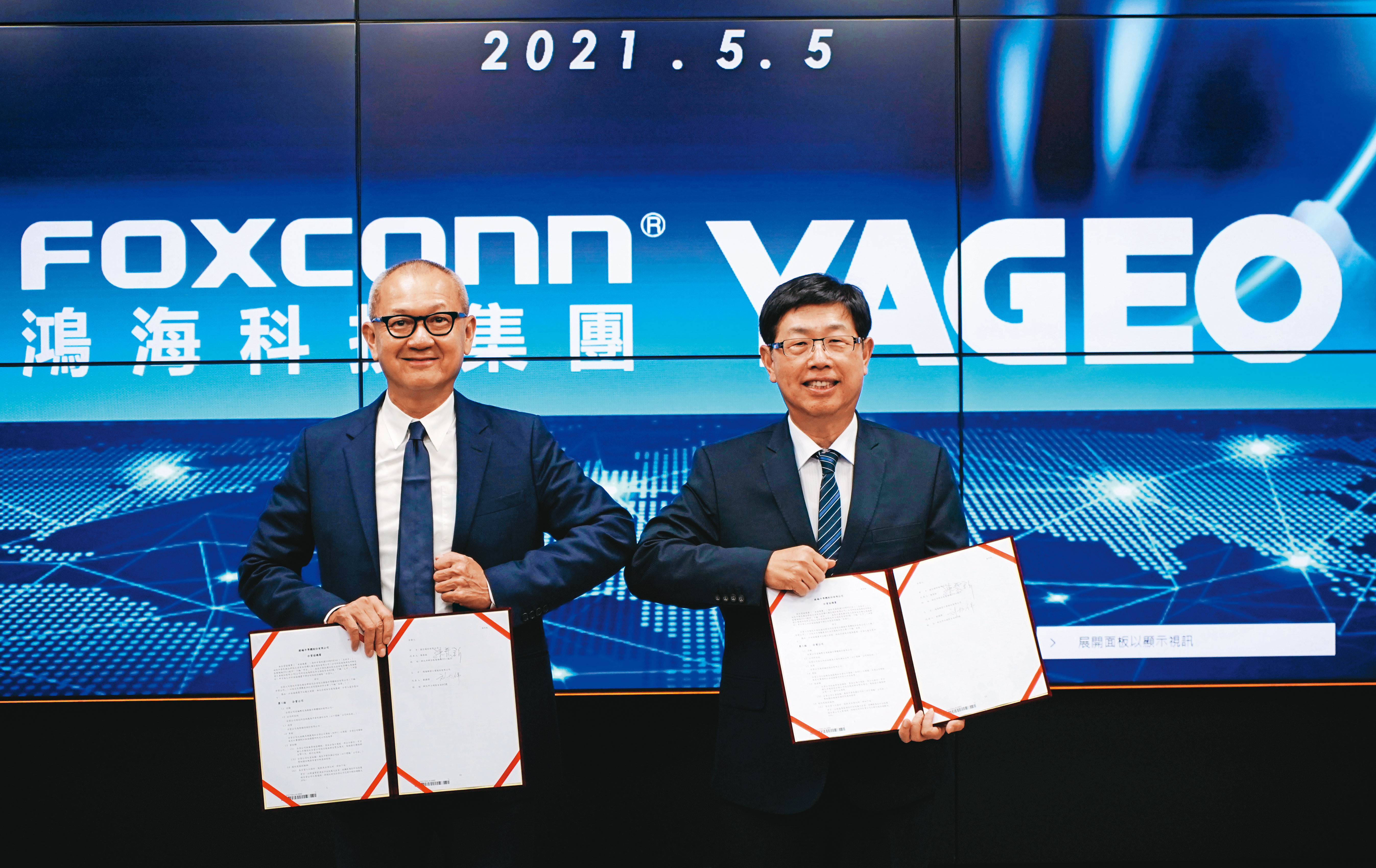 鴻海董事長劉揚偉(右)及國巨董事長陳泰銘(左)在2020年結盟後,雙雙對外表示看好低軌衛星與6G的結合,且將籌備布局。(鴻海、國巨提供)