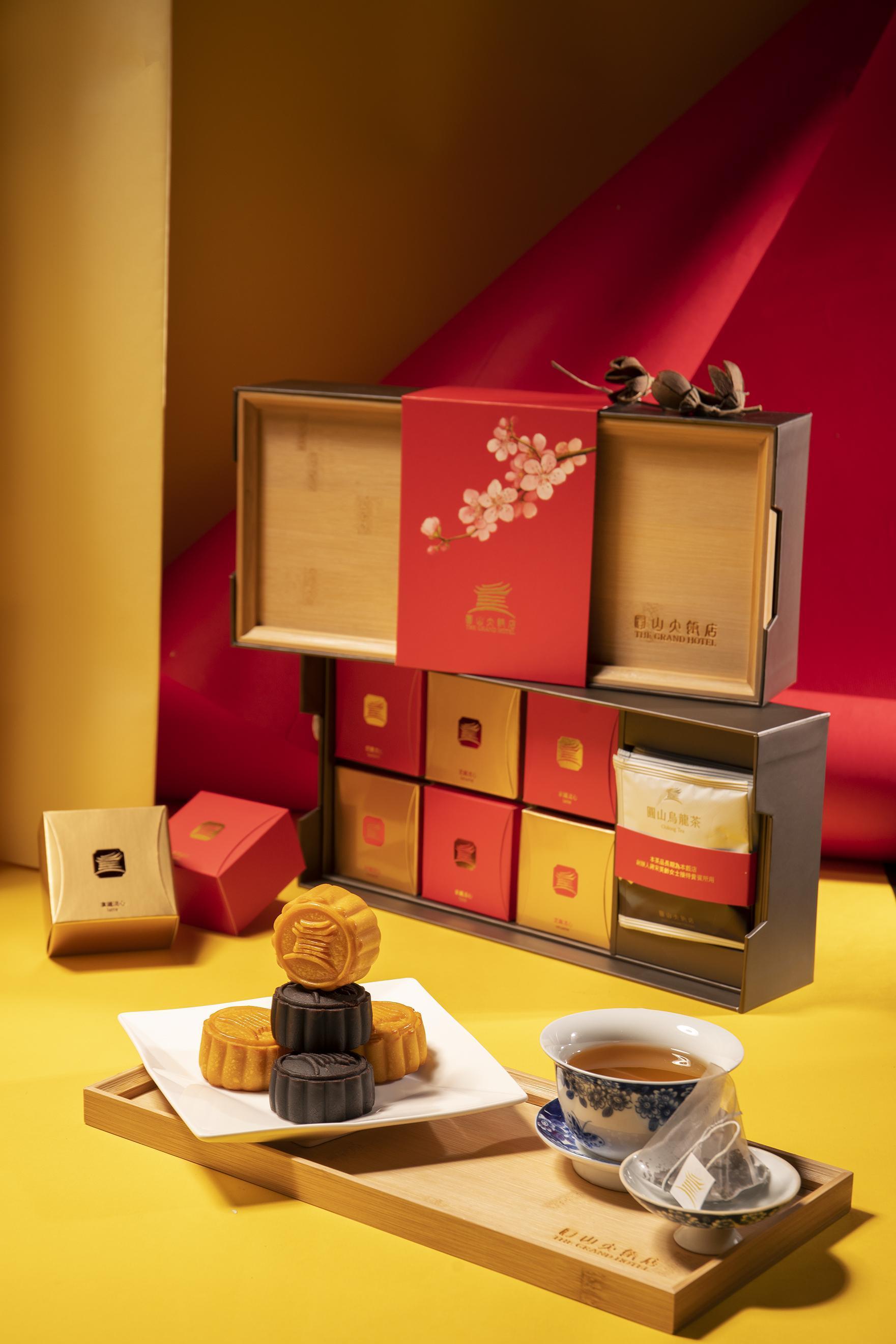 「圓山茗茶玉盤月餅」禮盒的上蓋是雷射刻印圓山LOGO的竹盤，可以當茶盤使用。（1,580元／盒）（圓山大飯店提供）