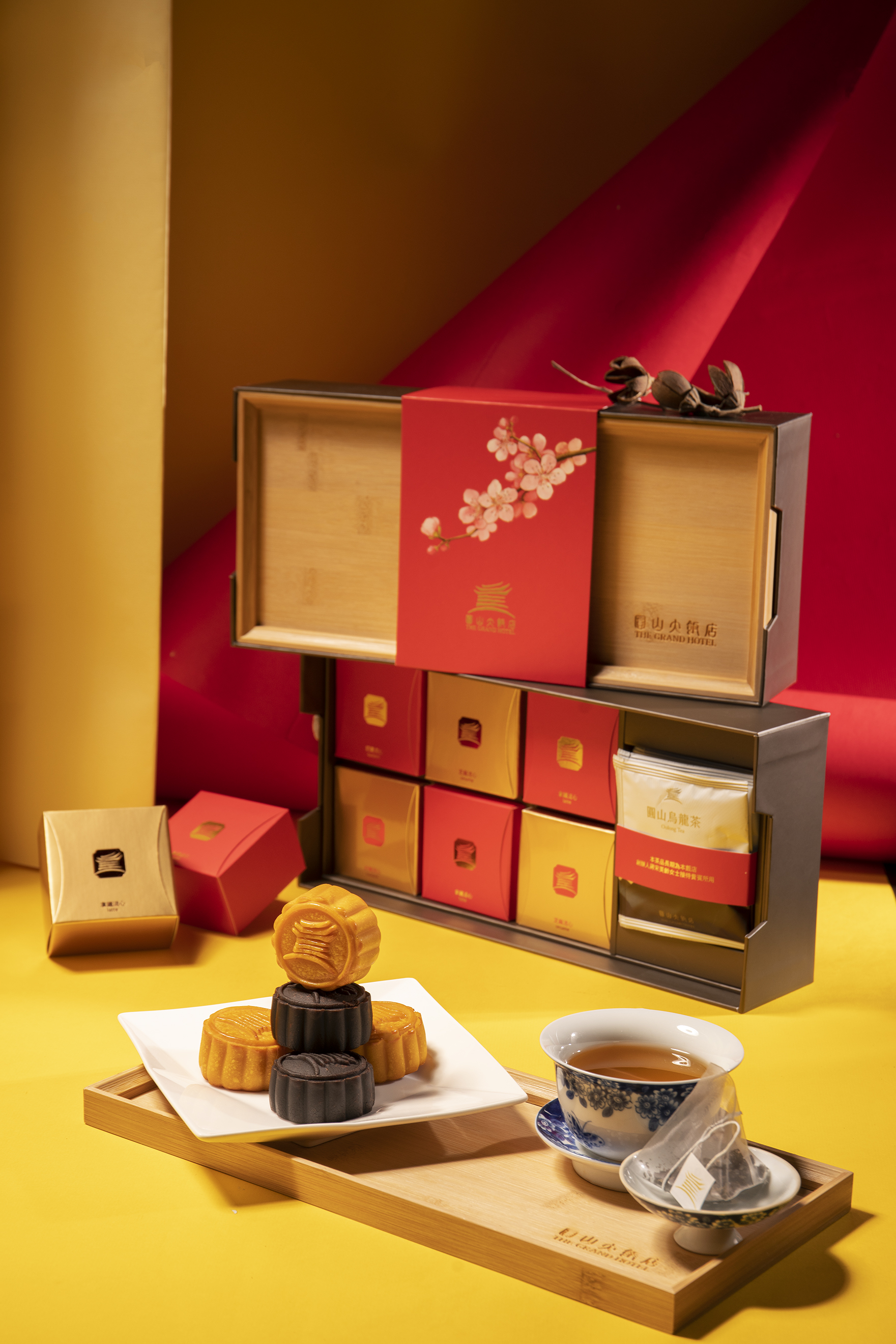 「圓山茗茶玉盤月餅」禮盒的上蓋是雷射刻印圓山LOGO的竹盤，可以當茶盤使用。（1,580元／盒）（圓山大飯店提供）